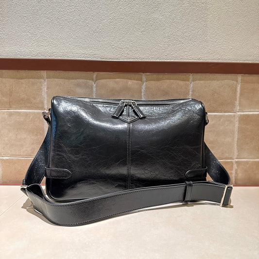 메탈 로고 숄더백 (metal logo shoulder bag)