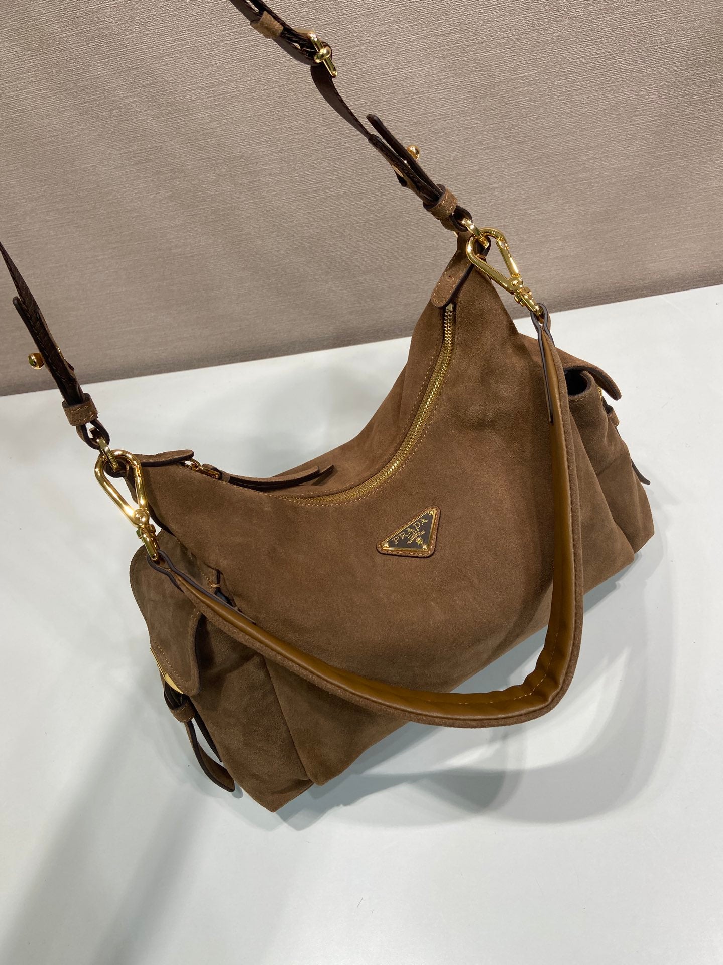 포켓 스웨이드 토트백 (Pocket Suede Tote Bag)