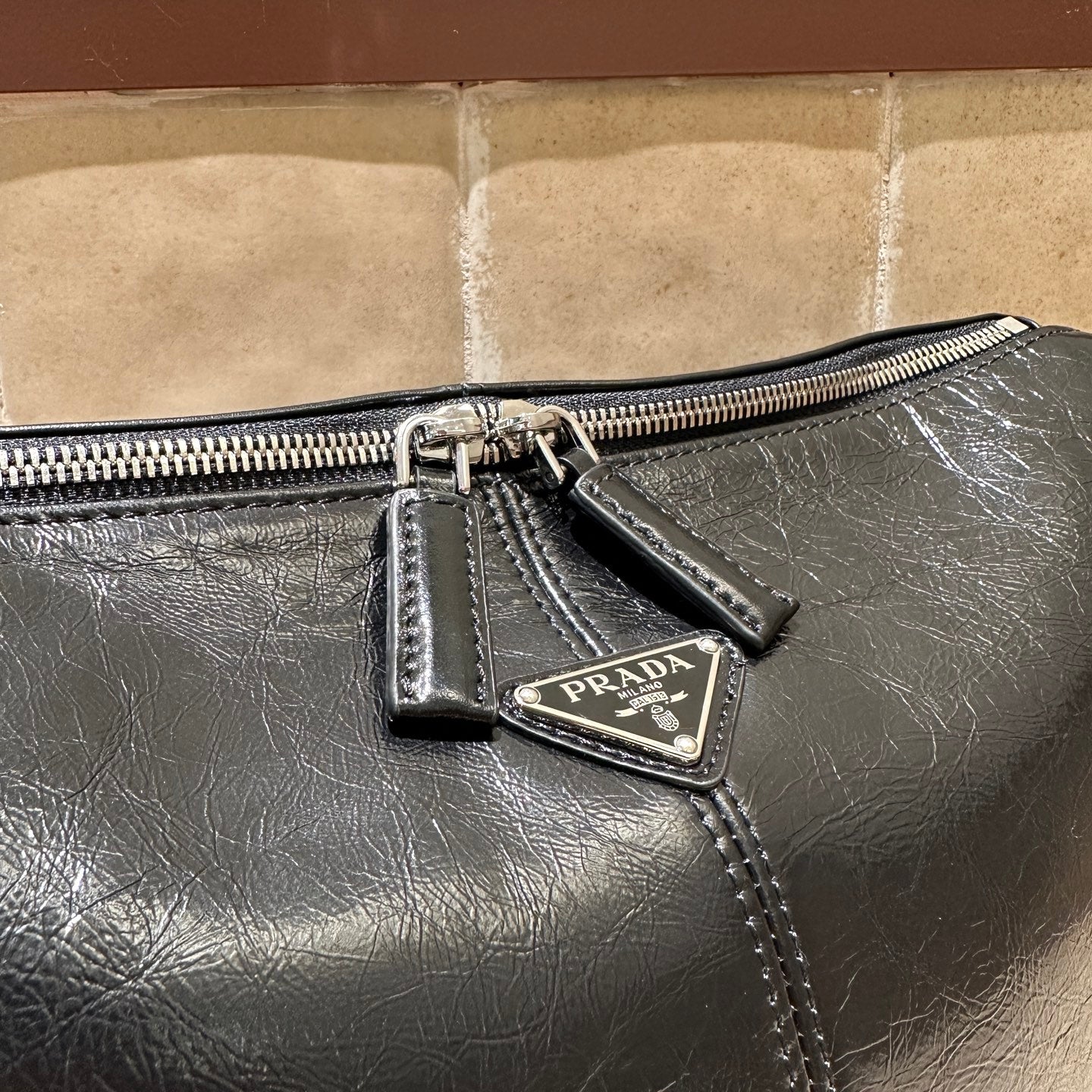 메탈 로고 숄더백 (metal logo shoulder bag)