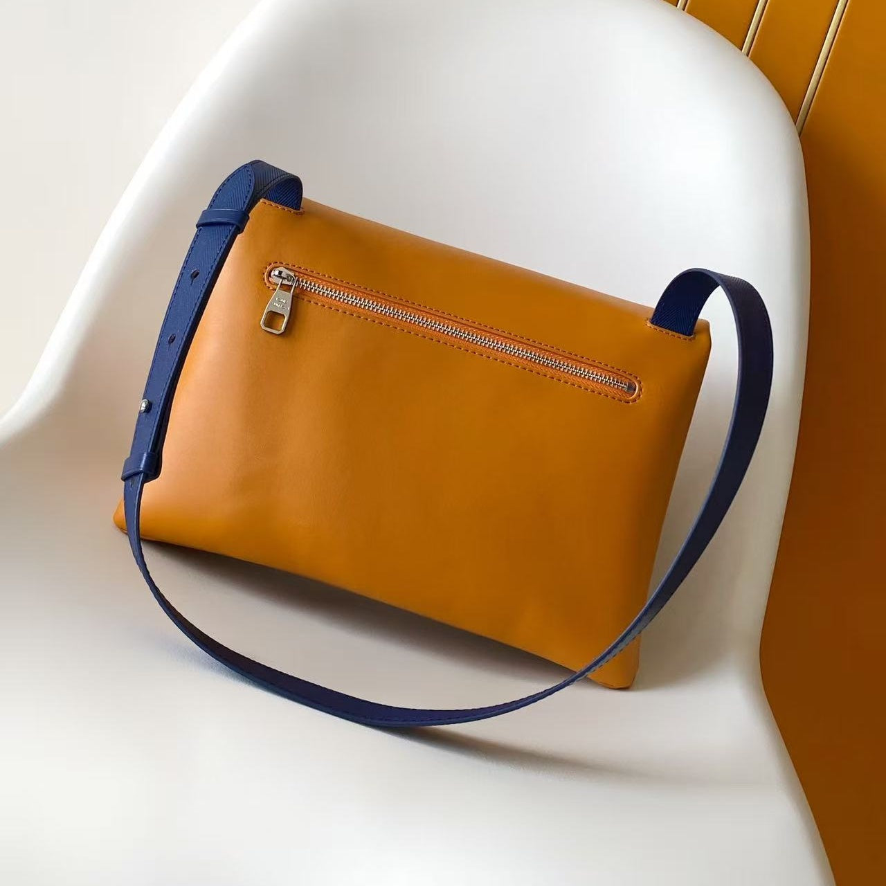 트렁크 플랩 크로스백 (Trunk Flap Crossbody Bag)