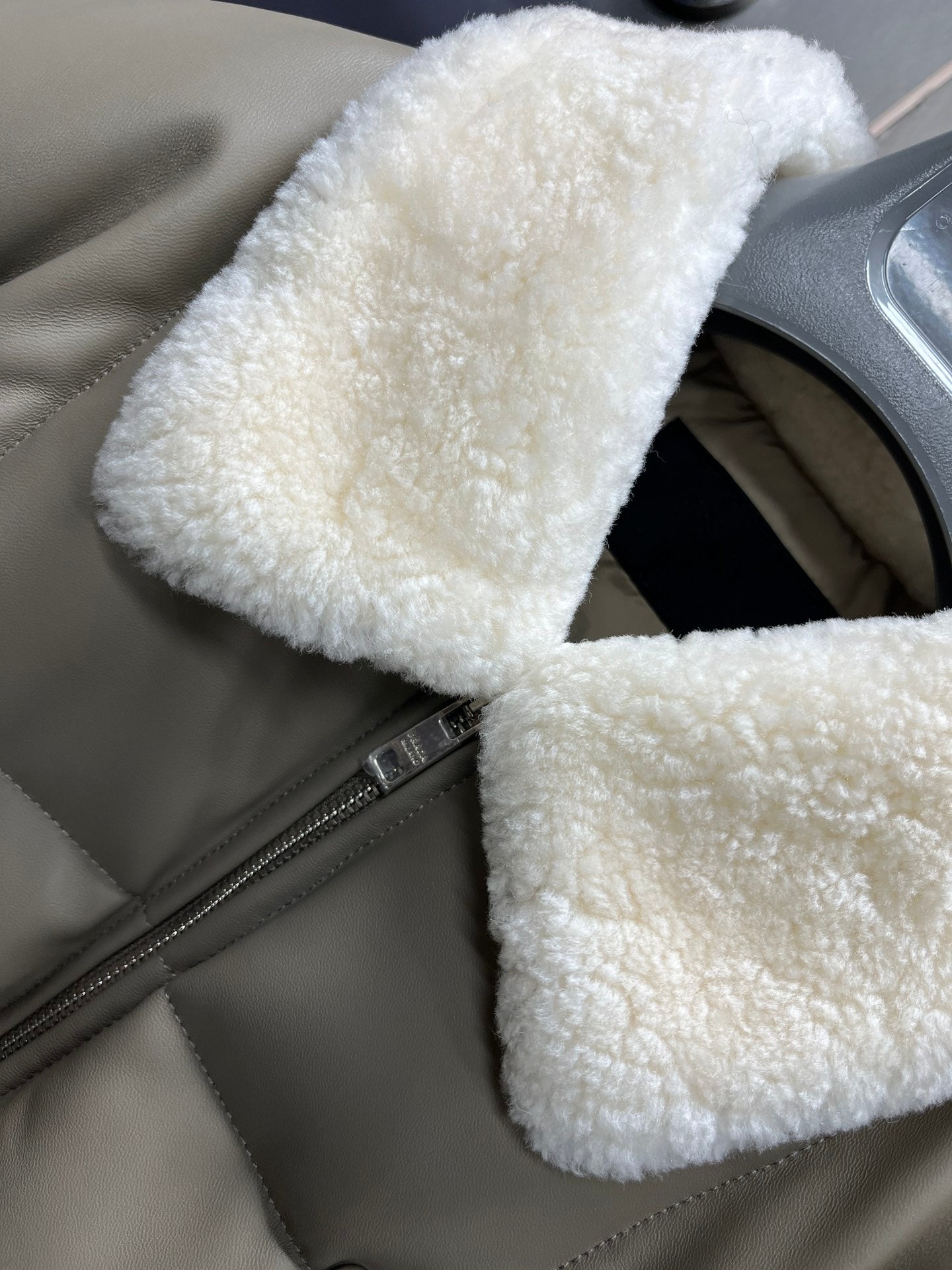 클래식 다운 양가죽패딩 (Classic down sheepskin padding)