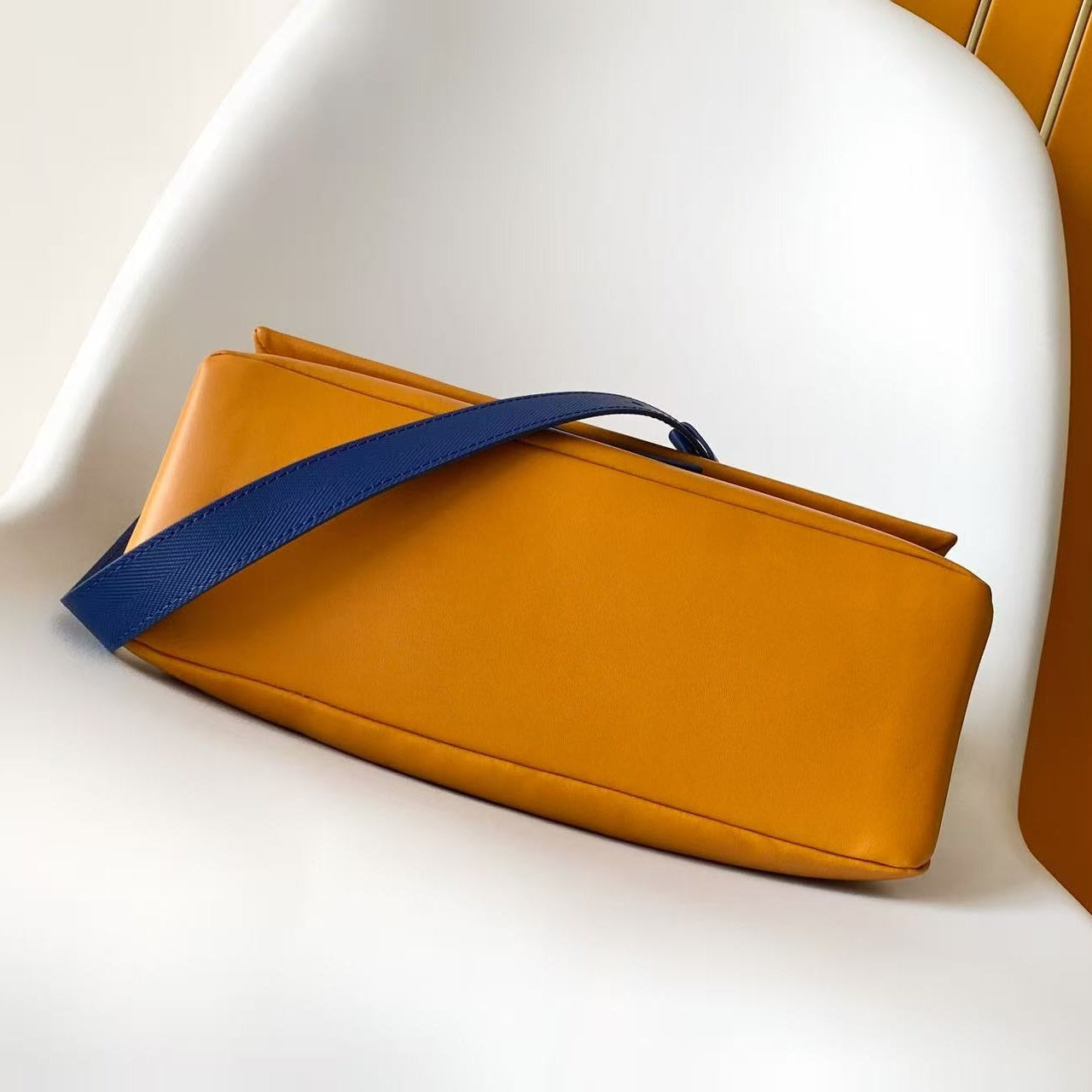 트렁크 플랩 크로스백 (Trunk Flap Crossbody Bag)