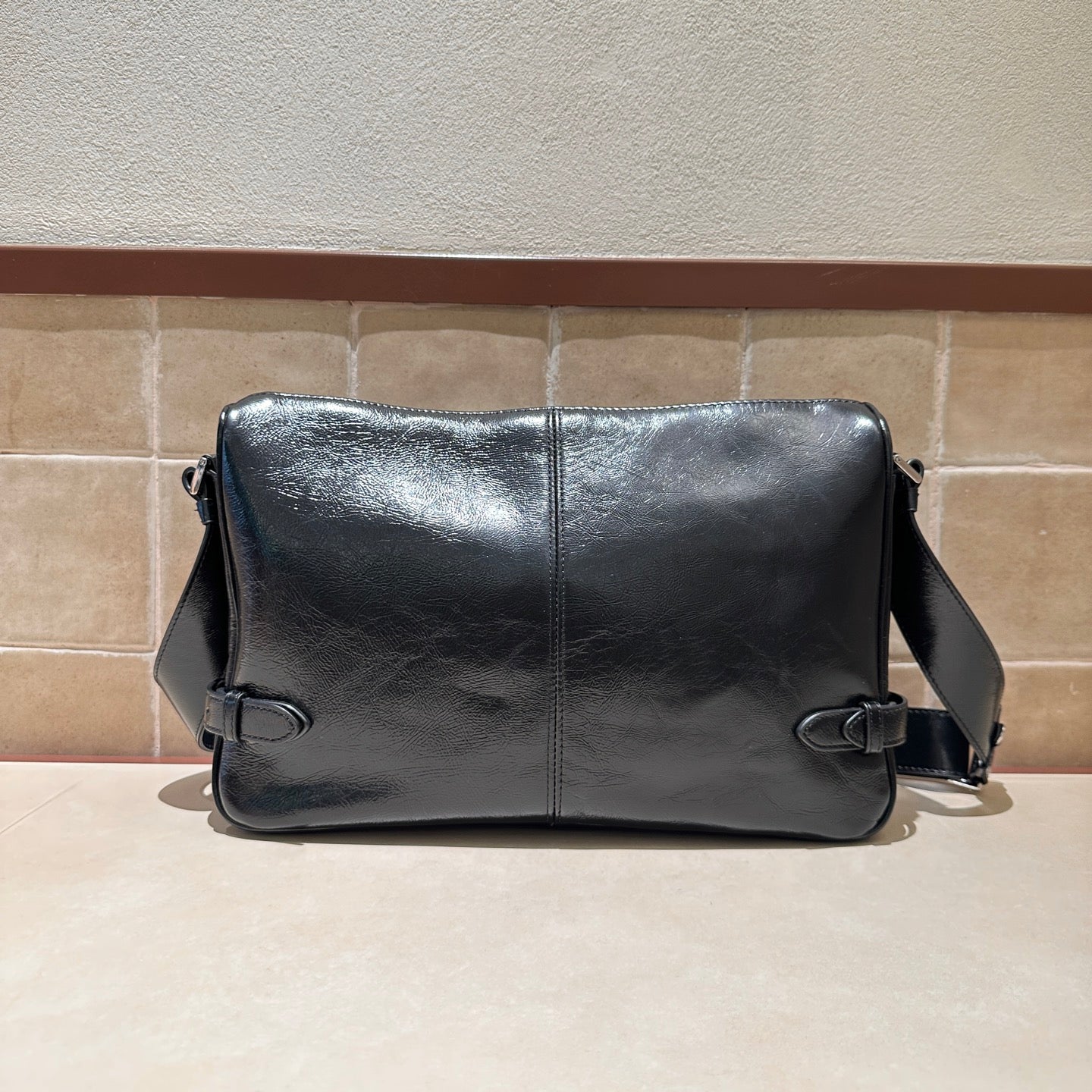 메탈 로고 숄더백 (metal logo shoulder bag)