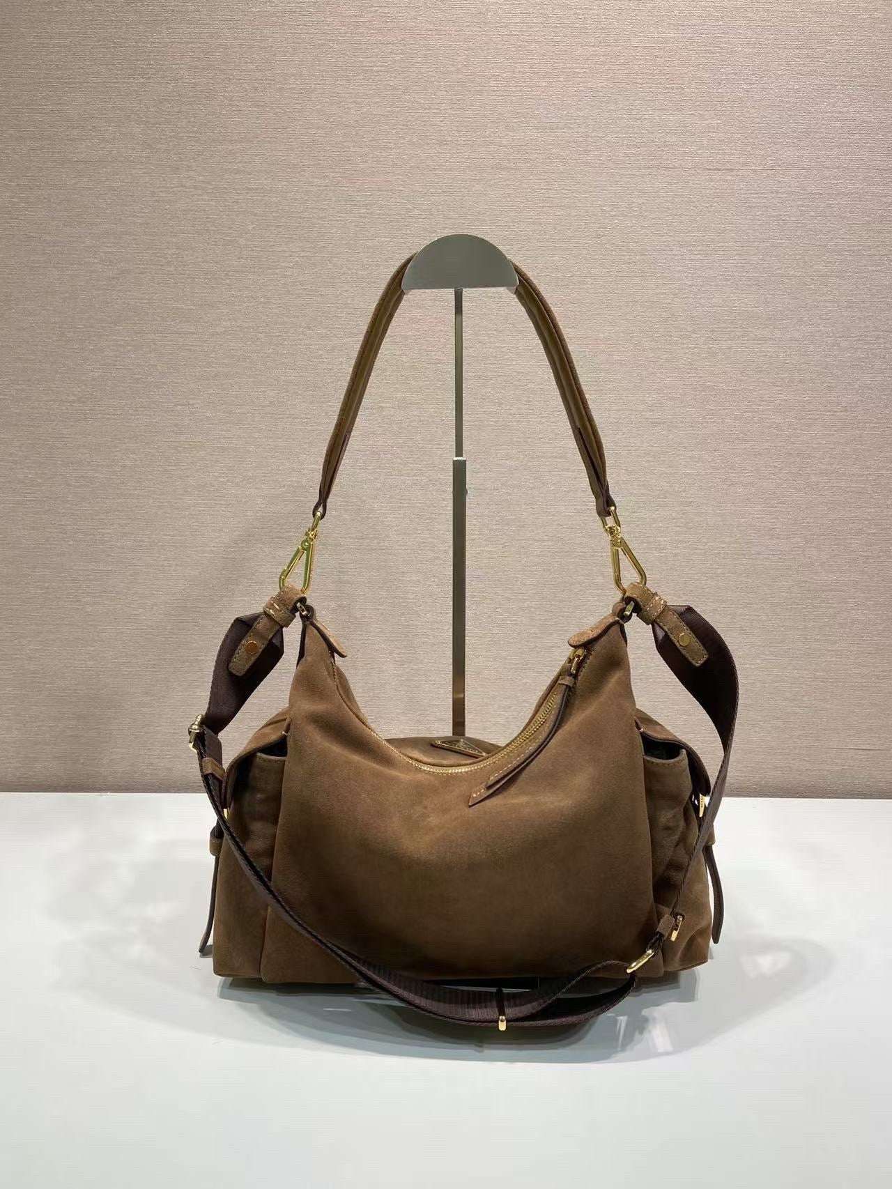 포켓 스웨이드 토트백 (Pocket Suede Tote Bag)