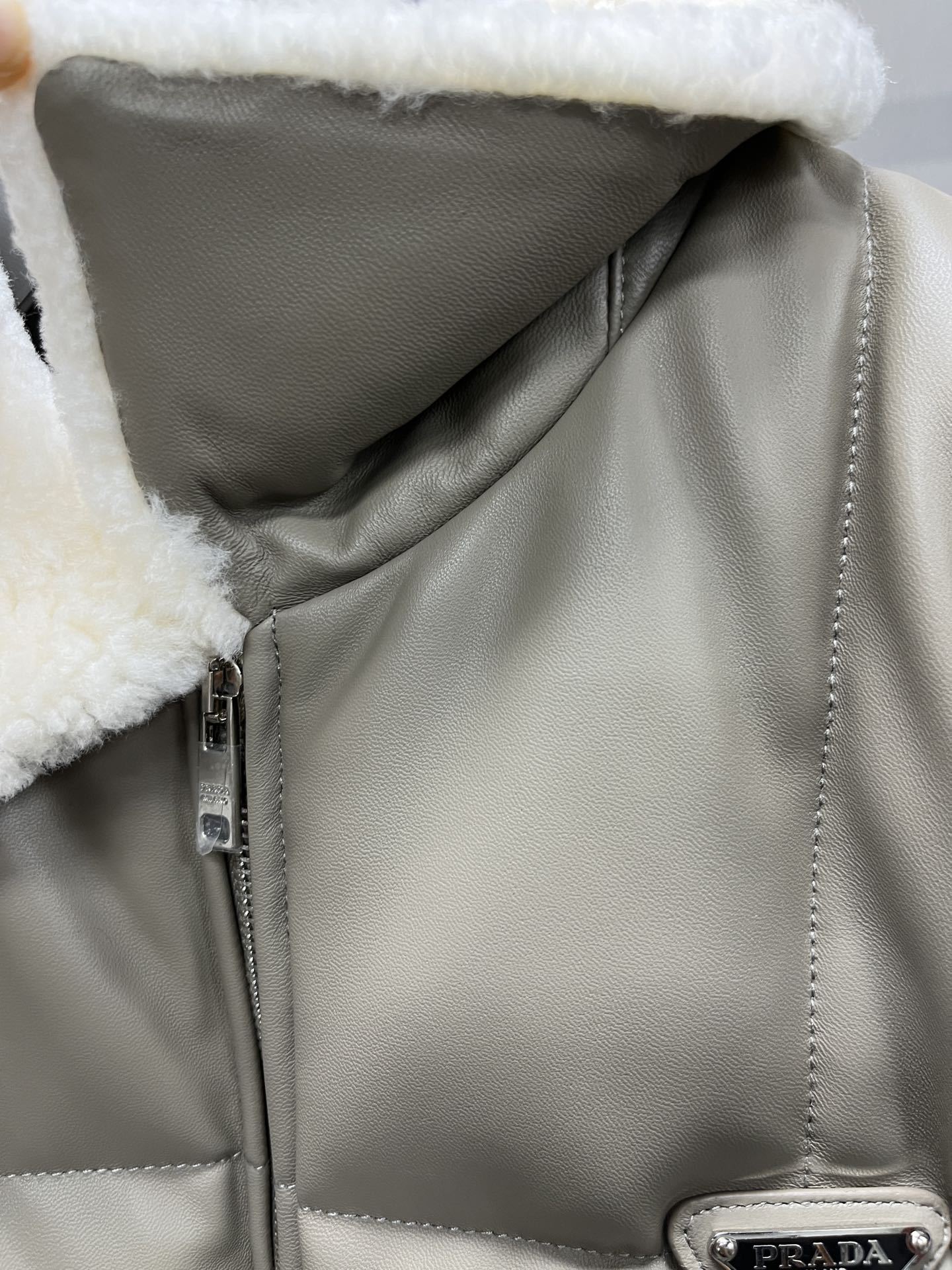 클래식 다운 양가죽패딩 (Classic down sheepskin padding)