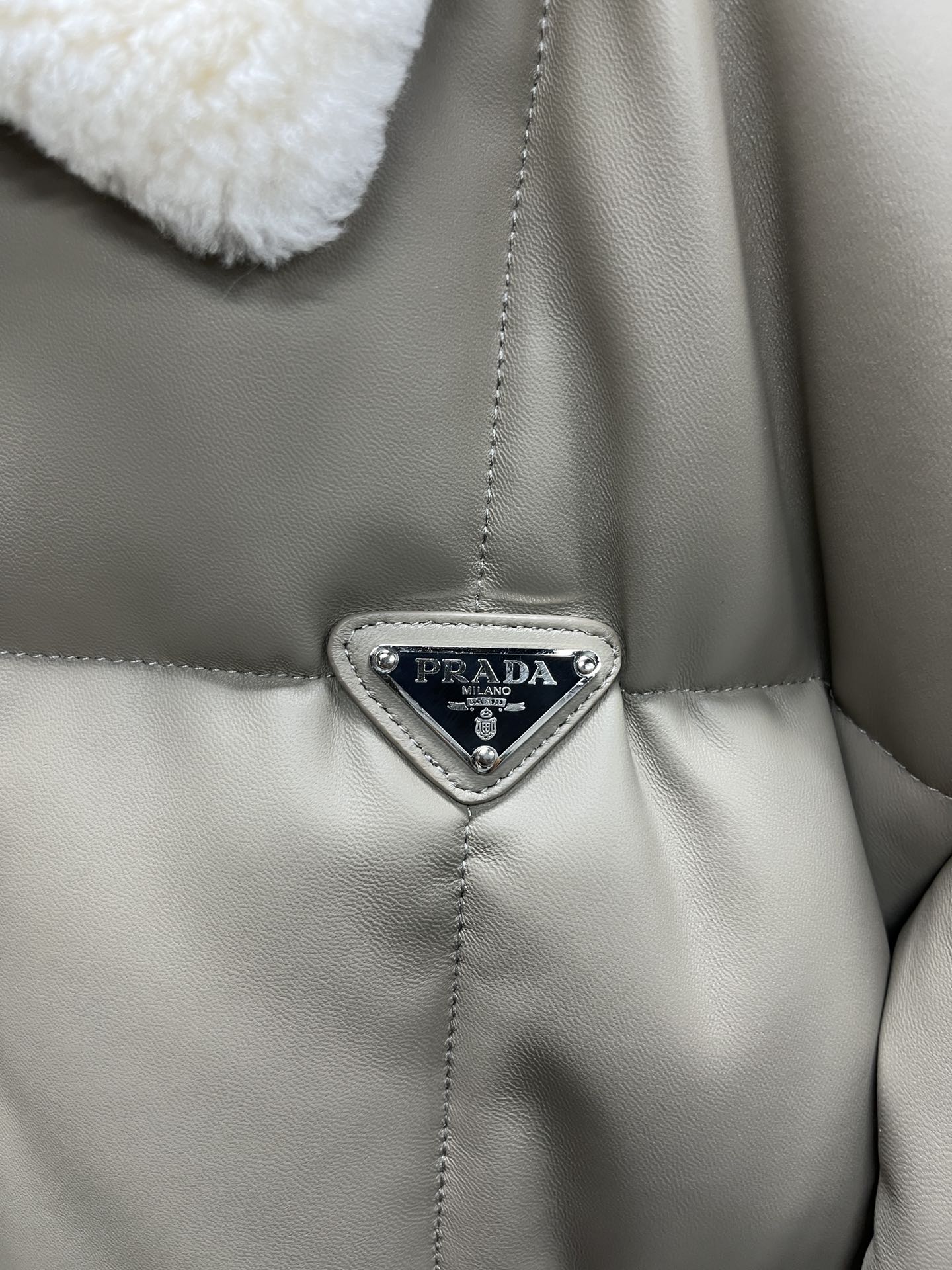 클래식 다운 양가죽패딩 (Classic down sheepskin padding)
