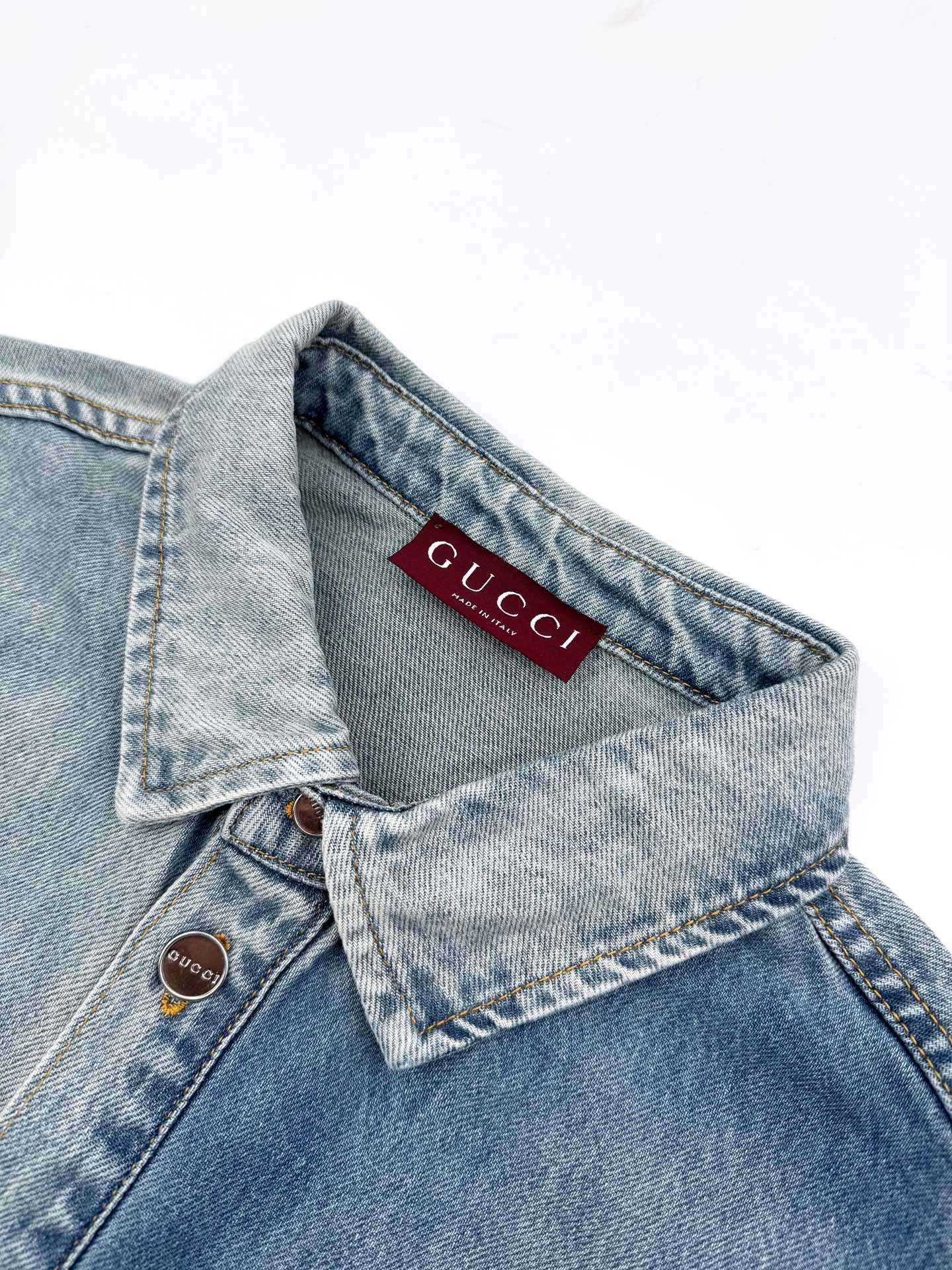 엠보싱 데님셔츠 (Embossed denim shirt)