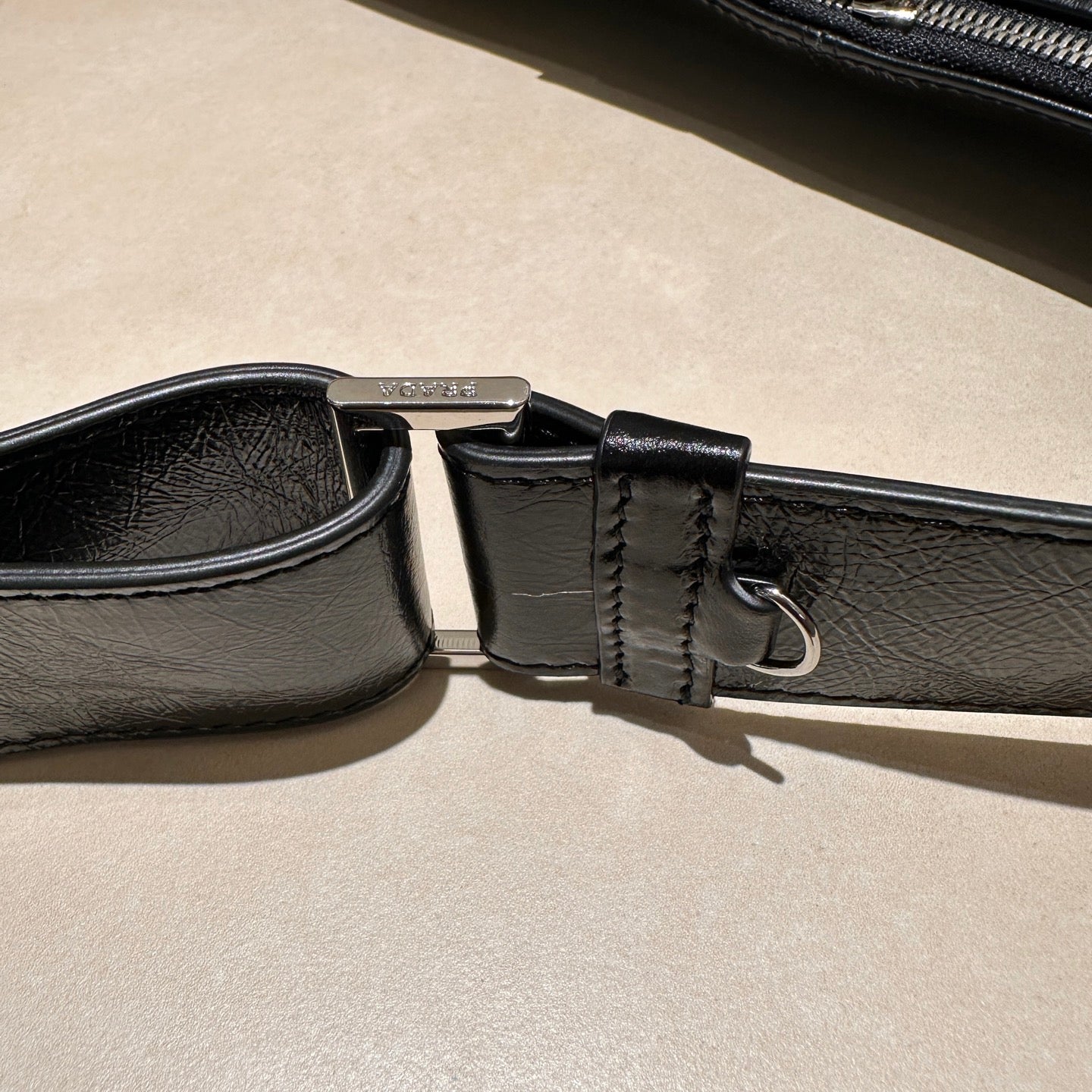 메탈 로고 숄더백 (metal logo shoulder bag)