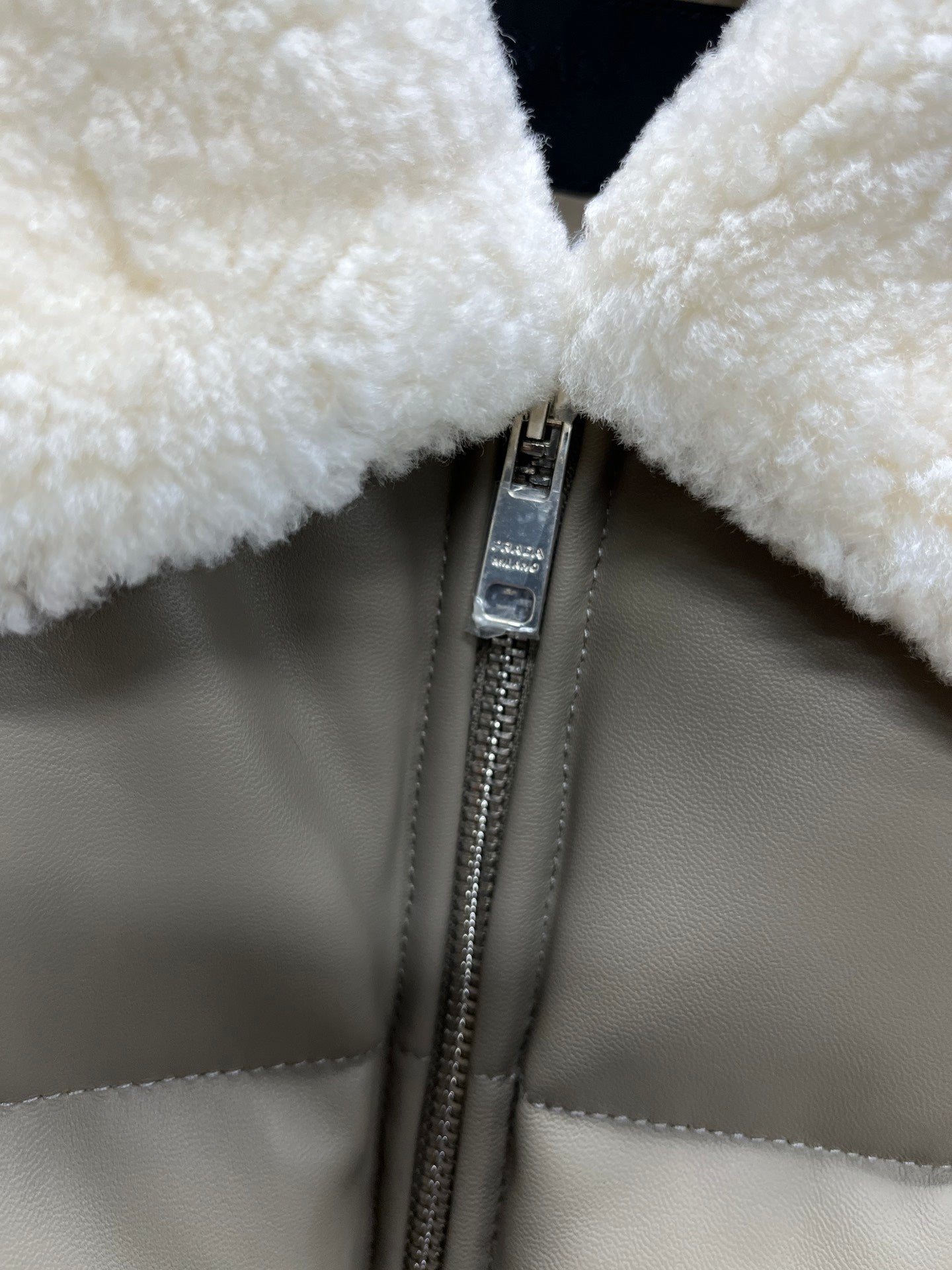 클래식 다운 양가죽패딩 (Classic down sheepskin padding)