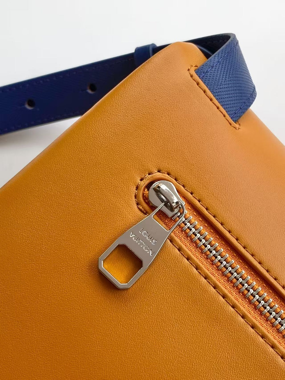 트렁크 플랩 크로스백 (Trunk Flap Crossbody Bag)