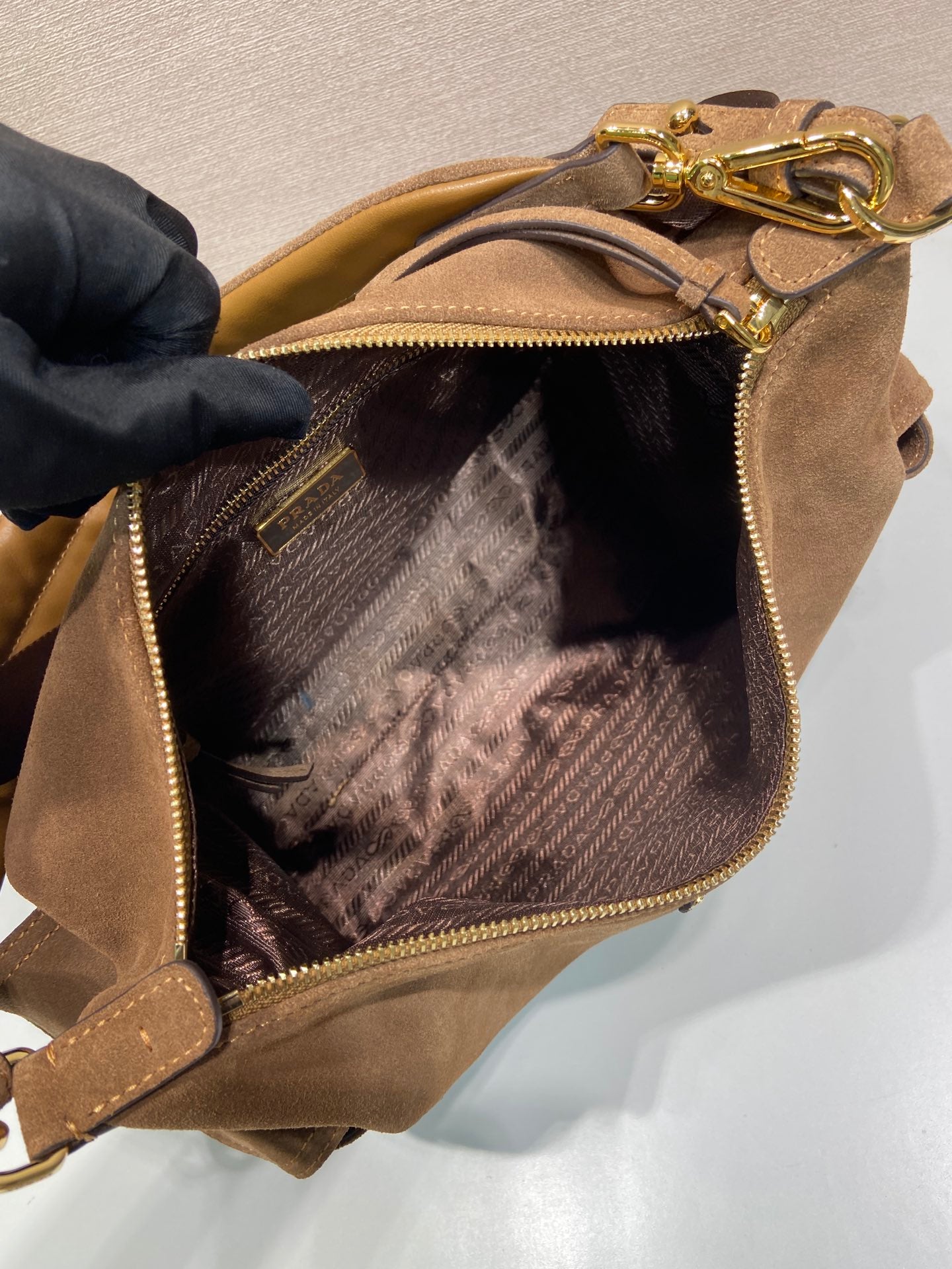 포켓 스웨이드 토트백 (Pocket Suede Tote Bag)