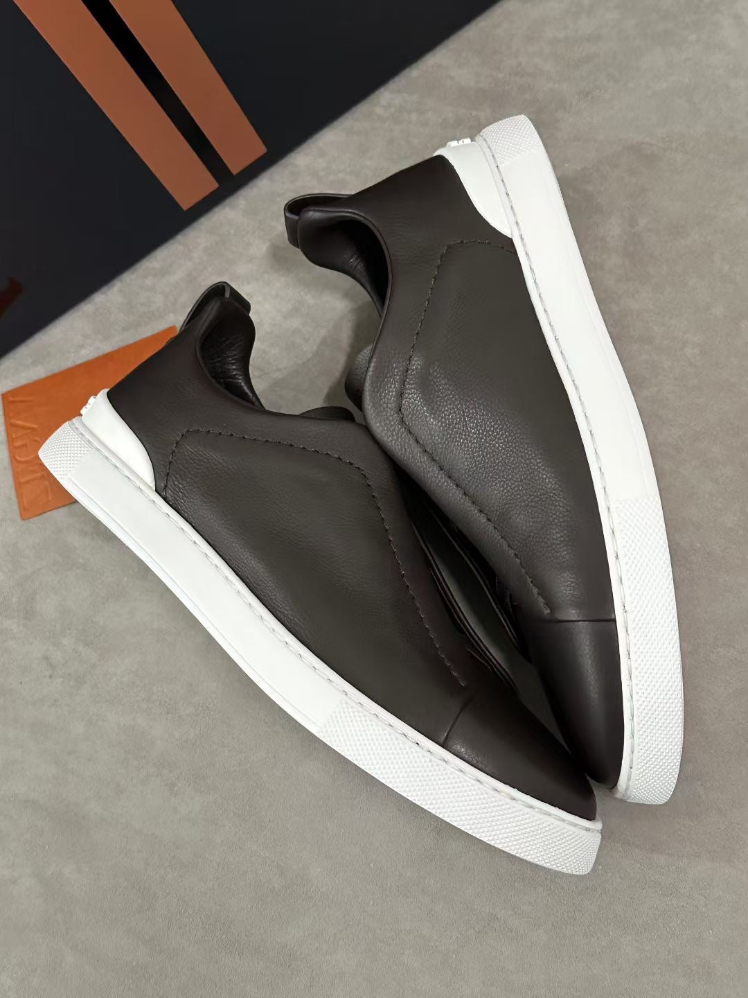 트리플 스티치 스니커즈 (Triple Stitch Sneakers)