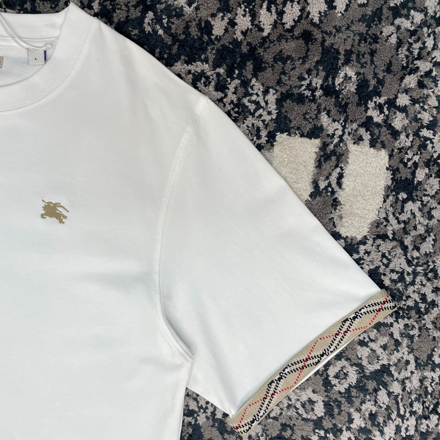 EKD 반팔 티셔츠 (EKD Short-Sleeve T-Shirt)