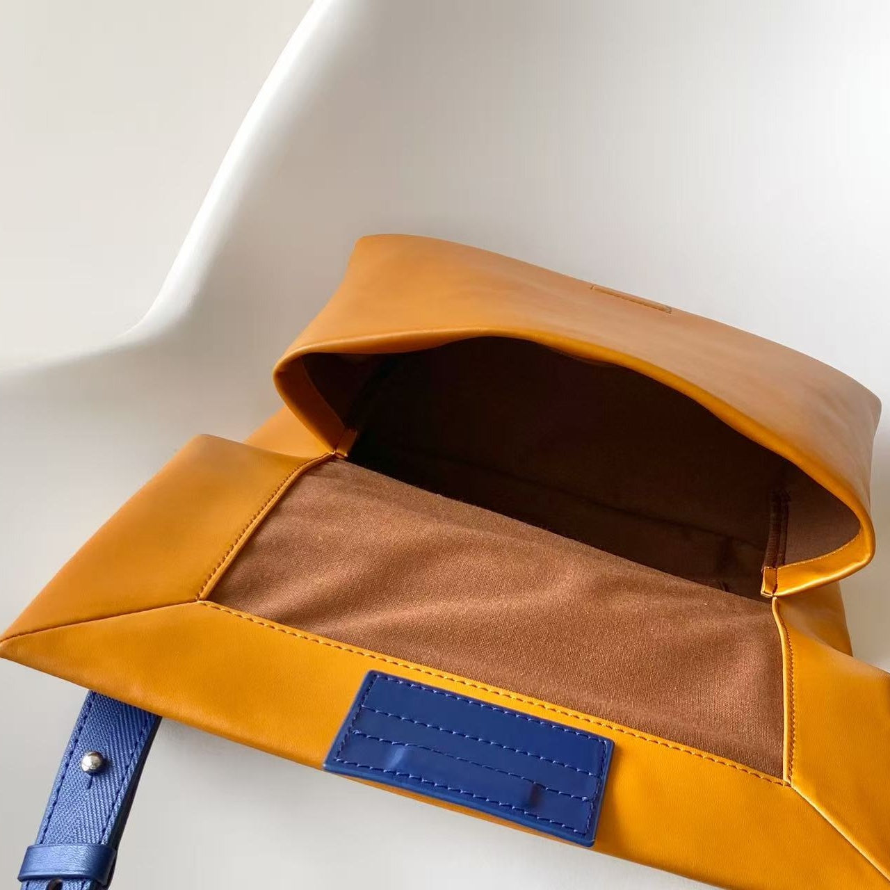 트렁크 플랩 크로스백 (Trunk Flap Crossbody Bag)