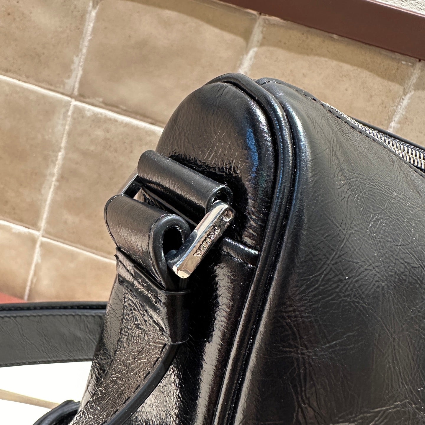 메탈 로고 숄더백 (metal logo shoulder bag)