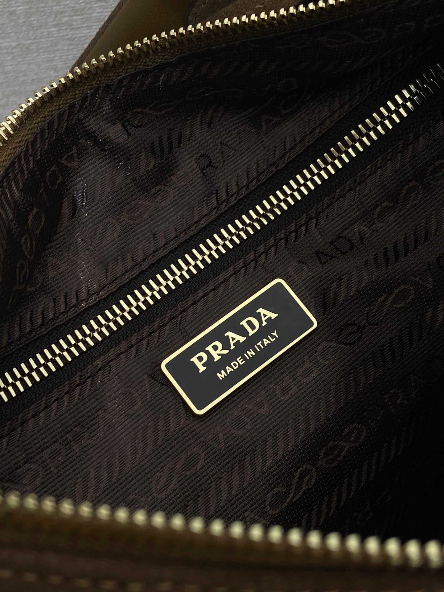 포켓 스웨이드 토트백 (Pocket Suede Tote Bag)