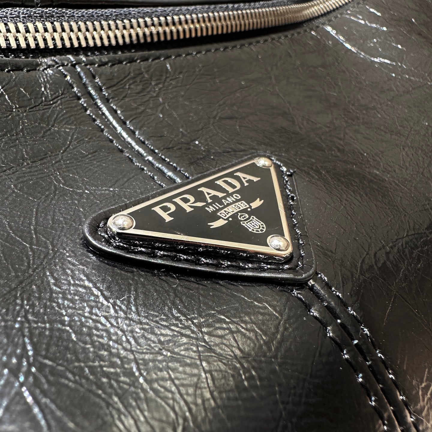 메탈 로고 숄더백 (metal logo shoulder bag)