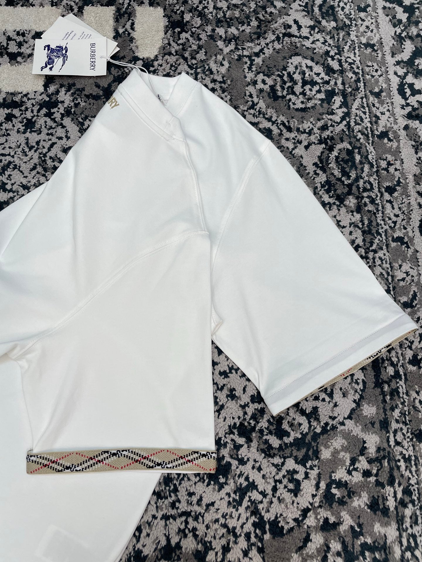 EKD 반팔 티셔츠 (EKD Short-Sleeve T-Shirt)