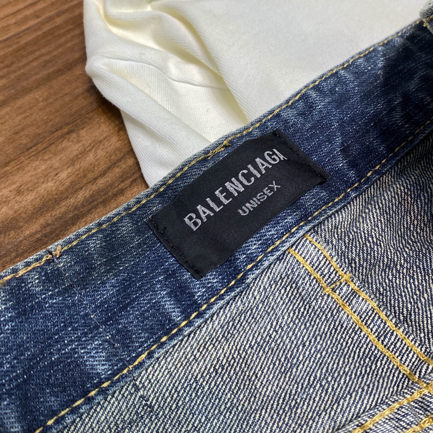 컷업 청바지 (cut-up jeans)