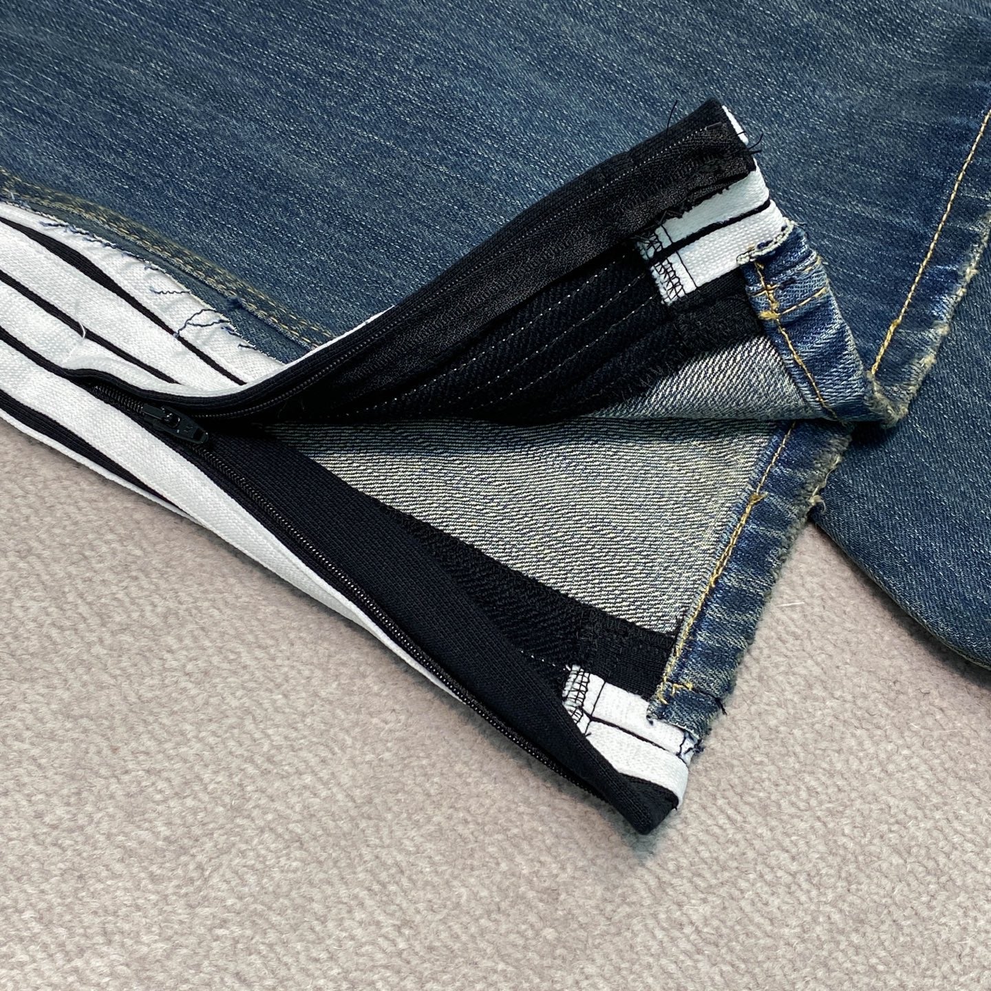 컷업 청바지 (cut-up jeans)