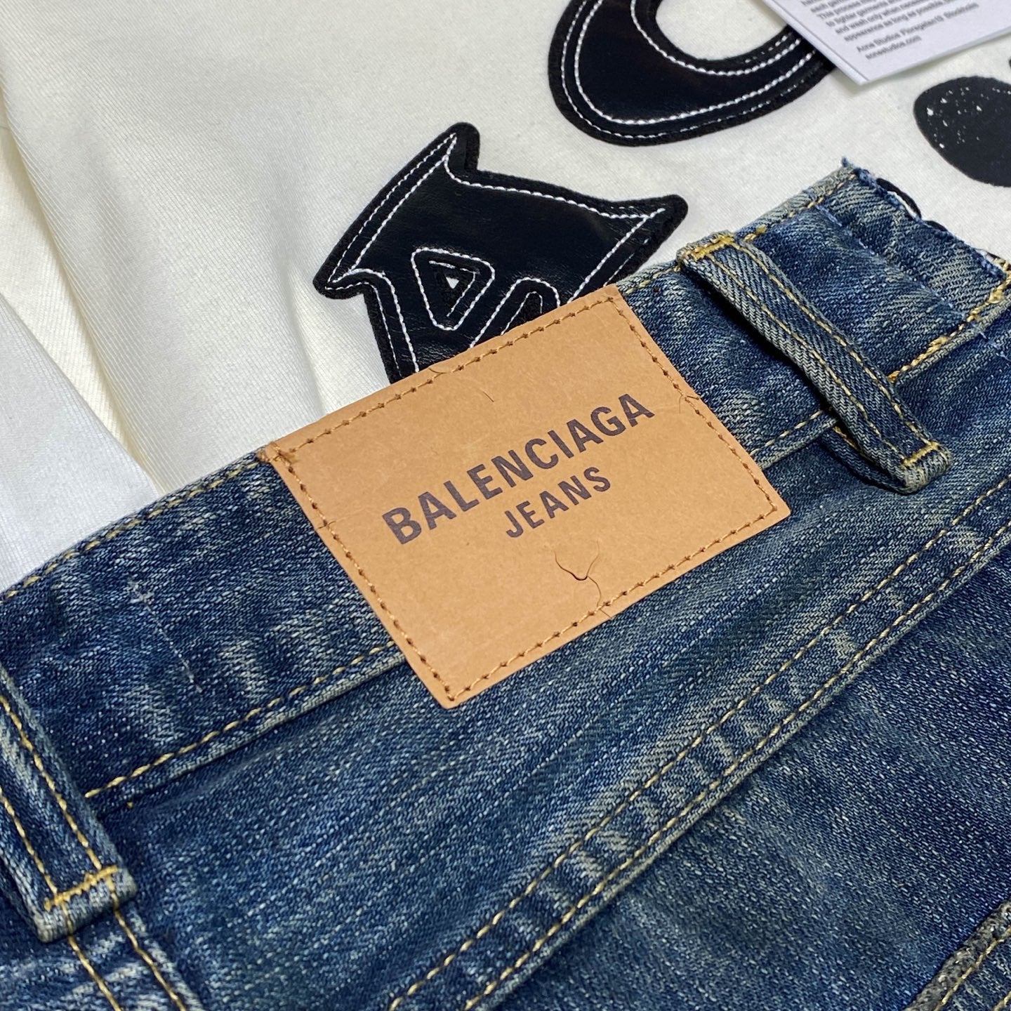 컷업 청바지 (cut-up jeans)