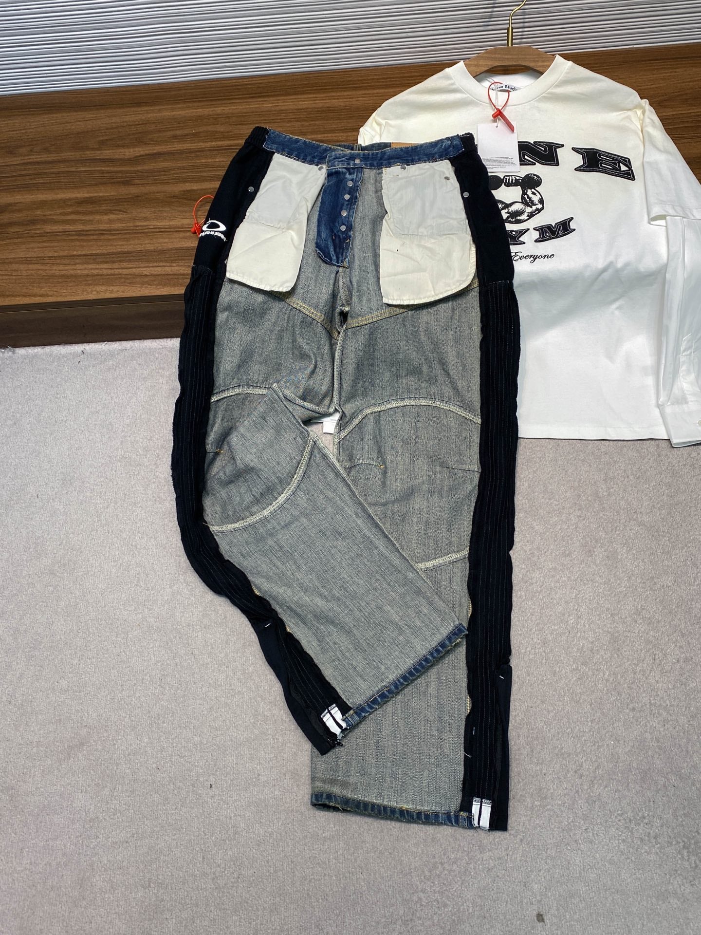 컷업 청바지 (cut-up jeans)