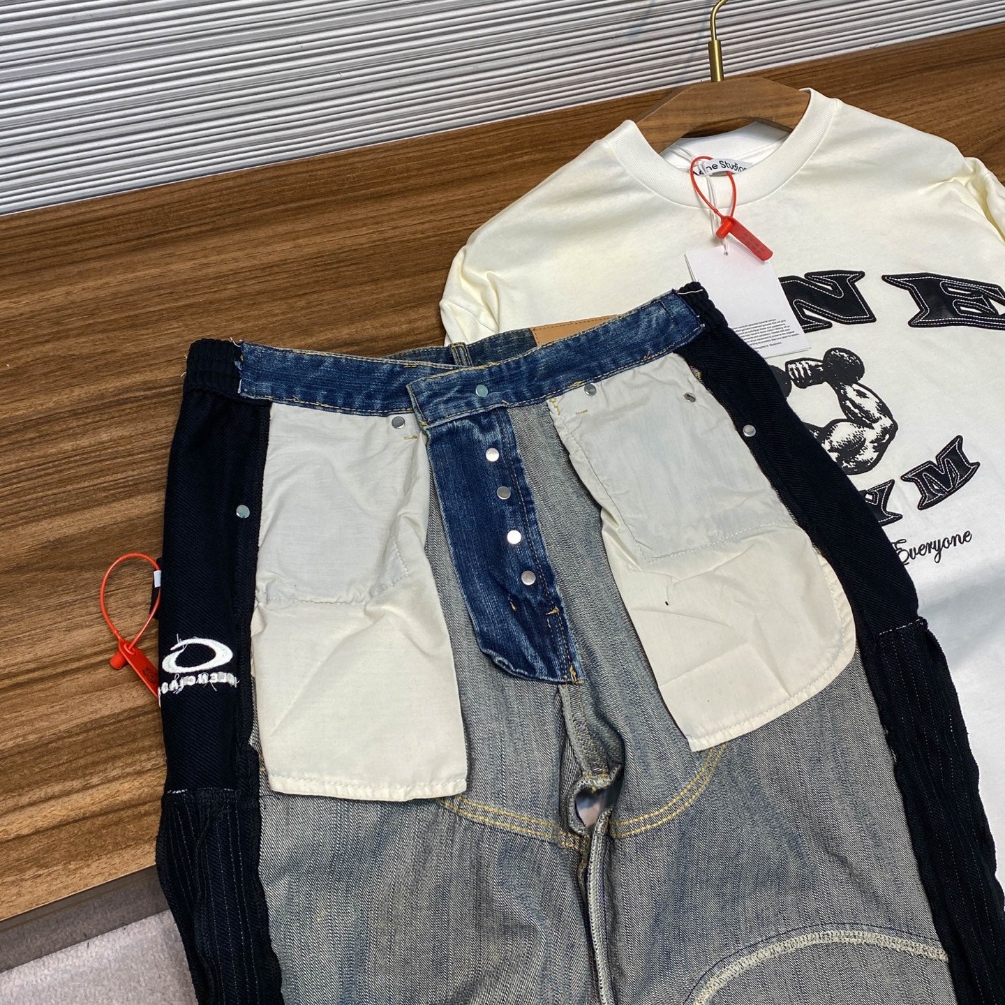 컷업 청바지 (cut-up jeans)