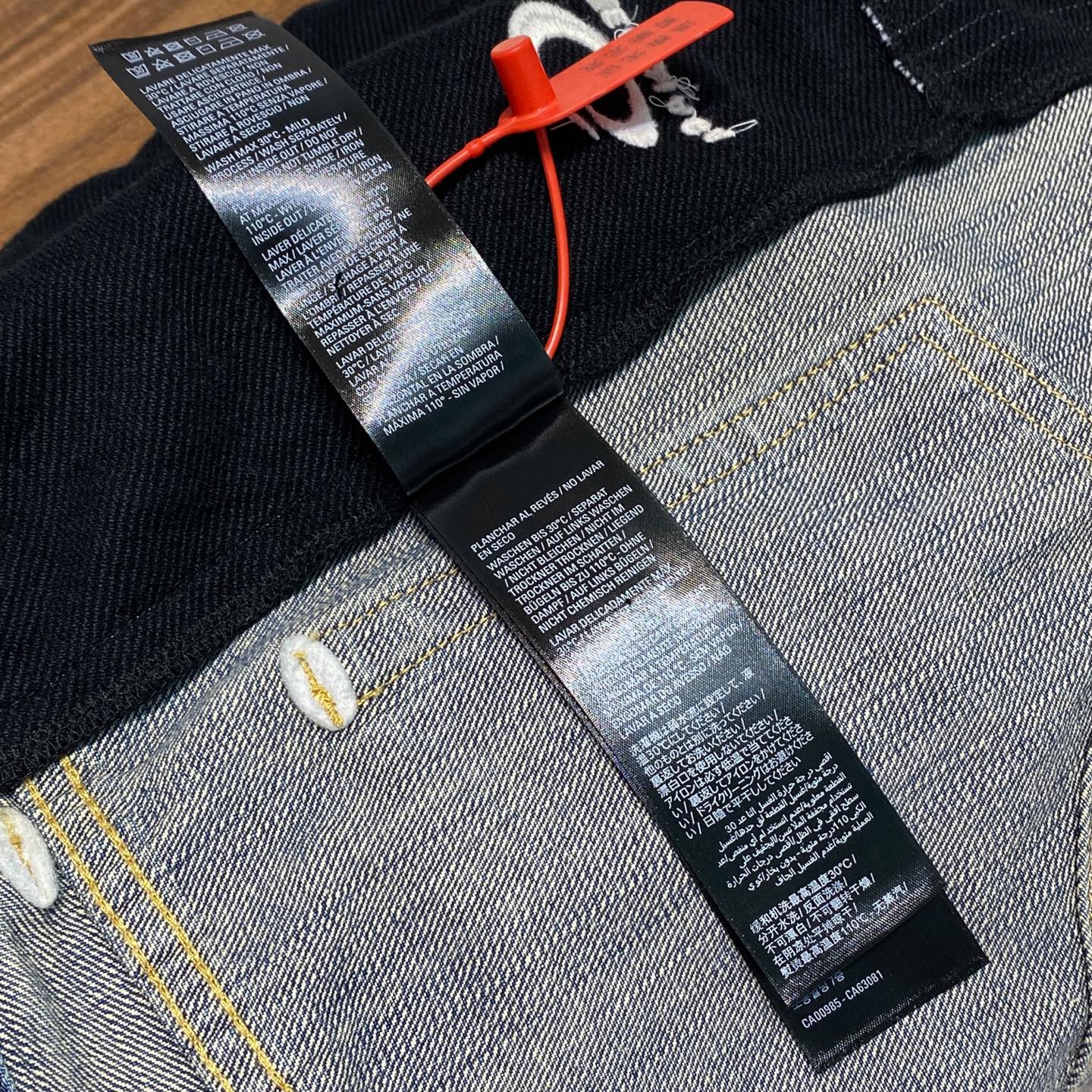 컷업 청바지 (cut-up jeans)