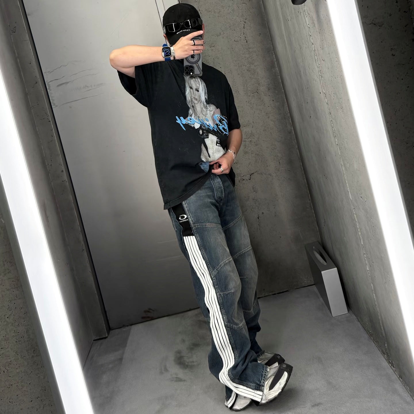 컷업 청바지 (cut-up jeans)