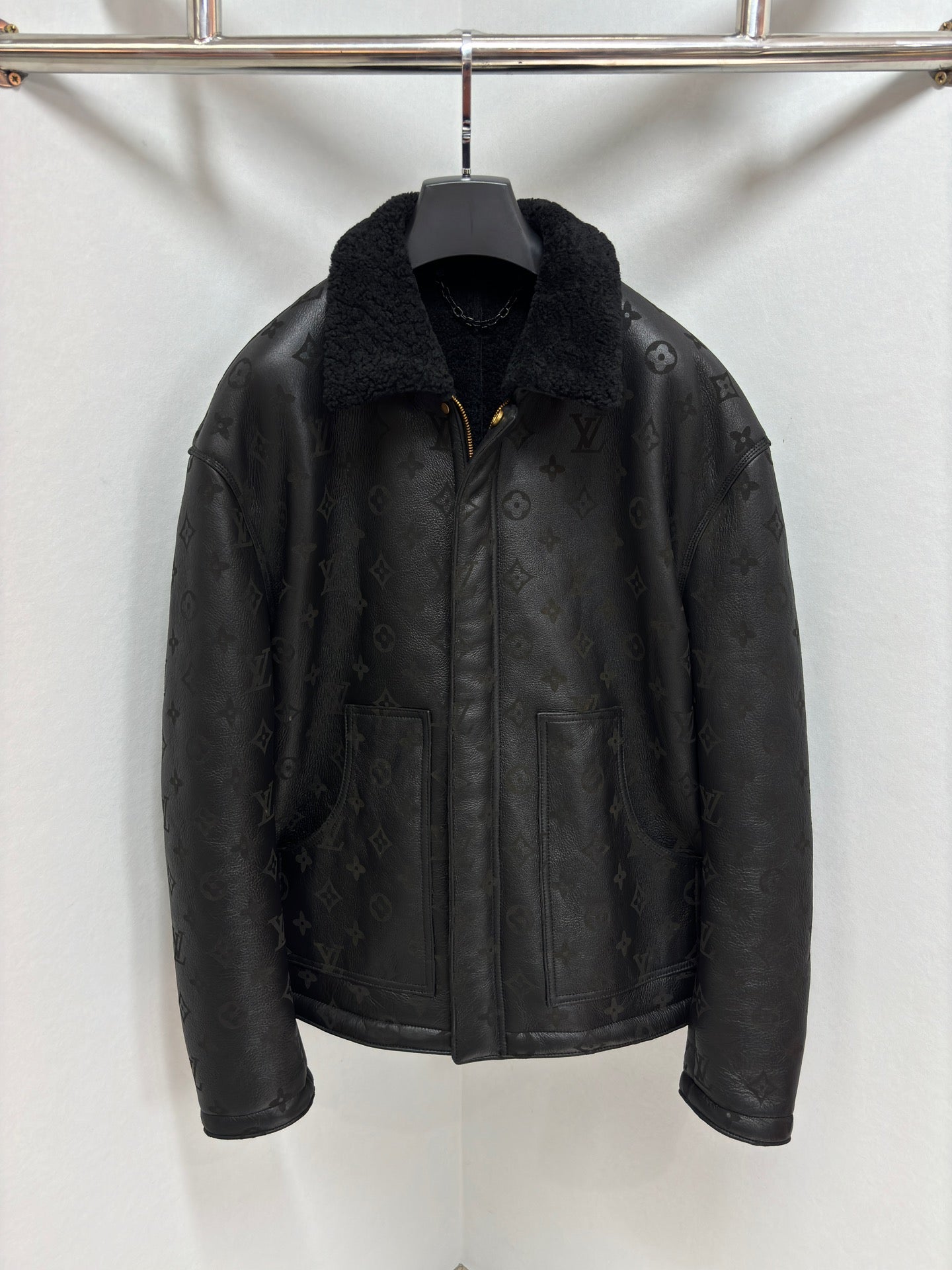 엠보싱 무스탕 (Embossed Mustang)