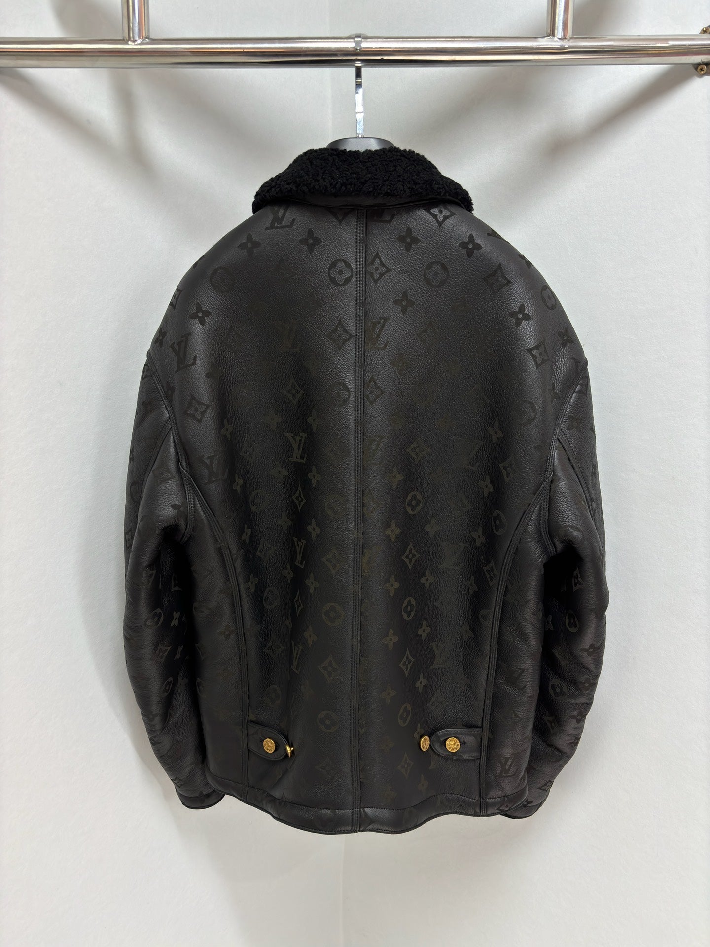 엠보싱 무스탕 (Embossed Mustang)