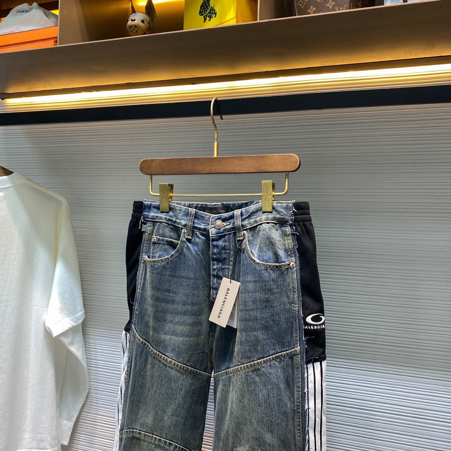 컷업 청바지 (cut-up jeans)