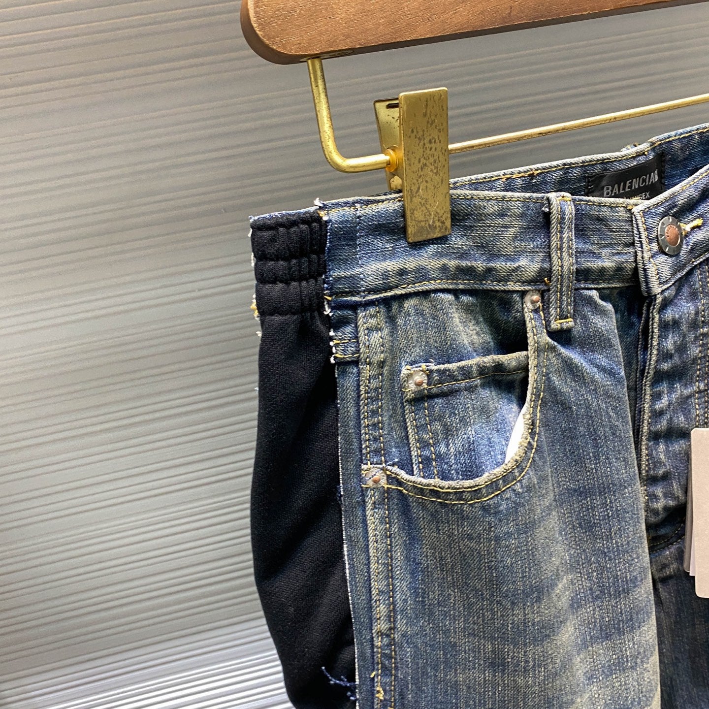 컷업 청바지 (cut-up jeans)