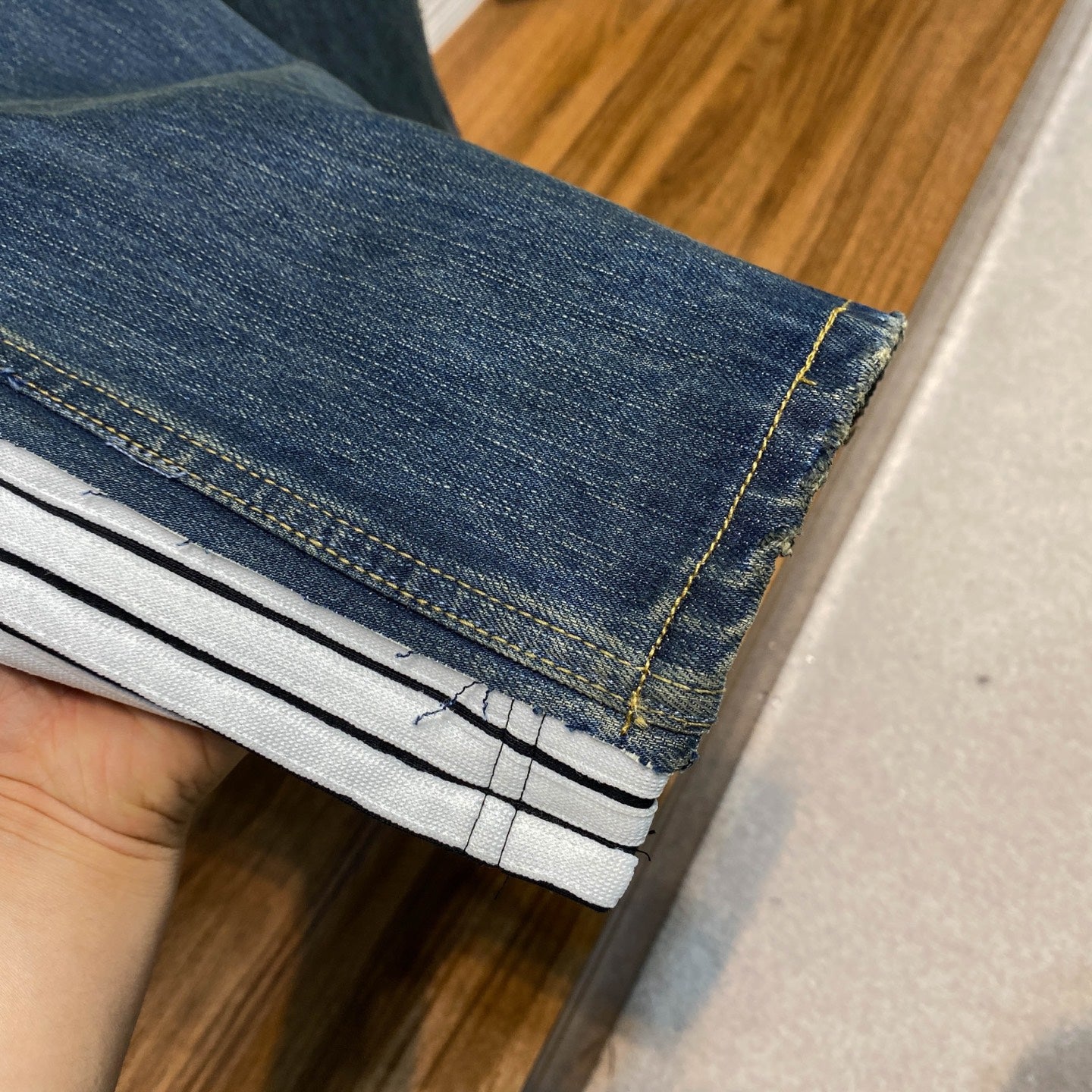 컷업 청바지 (cut-up jeans)