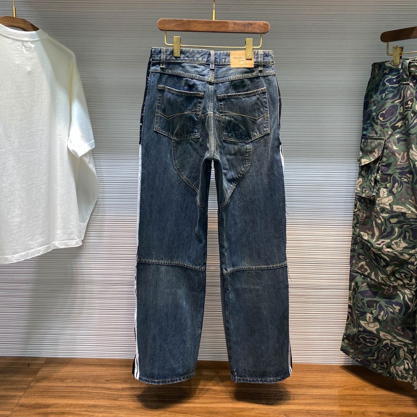 컷업 청바지 (cut-up jeans)