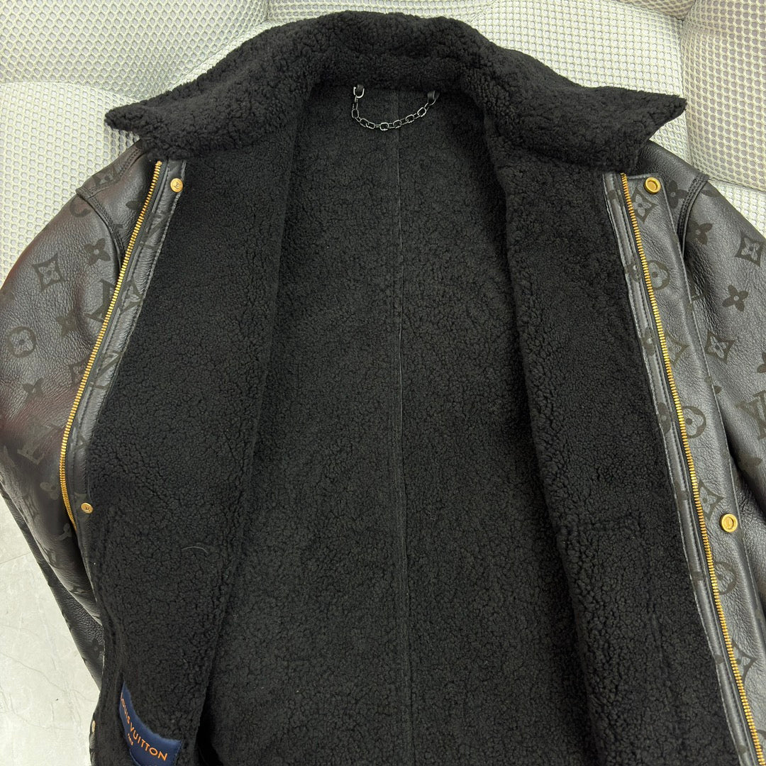 엠보싱 무스탕 (Embossed Mustang)