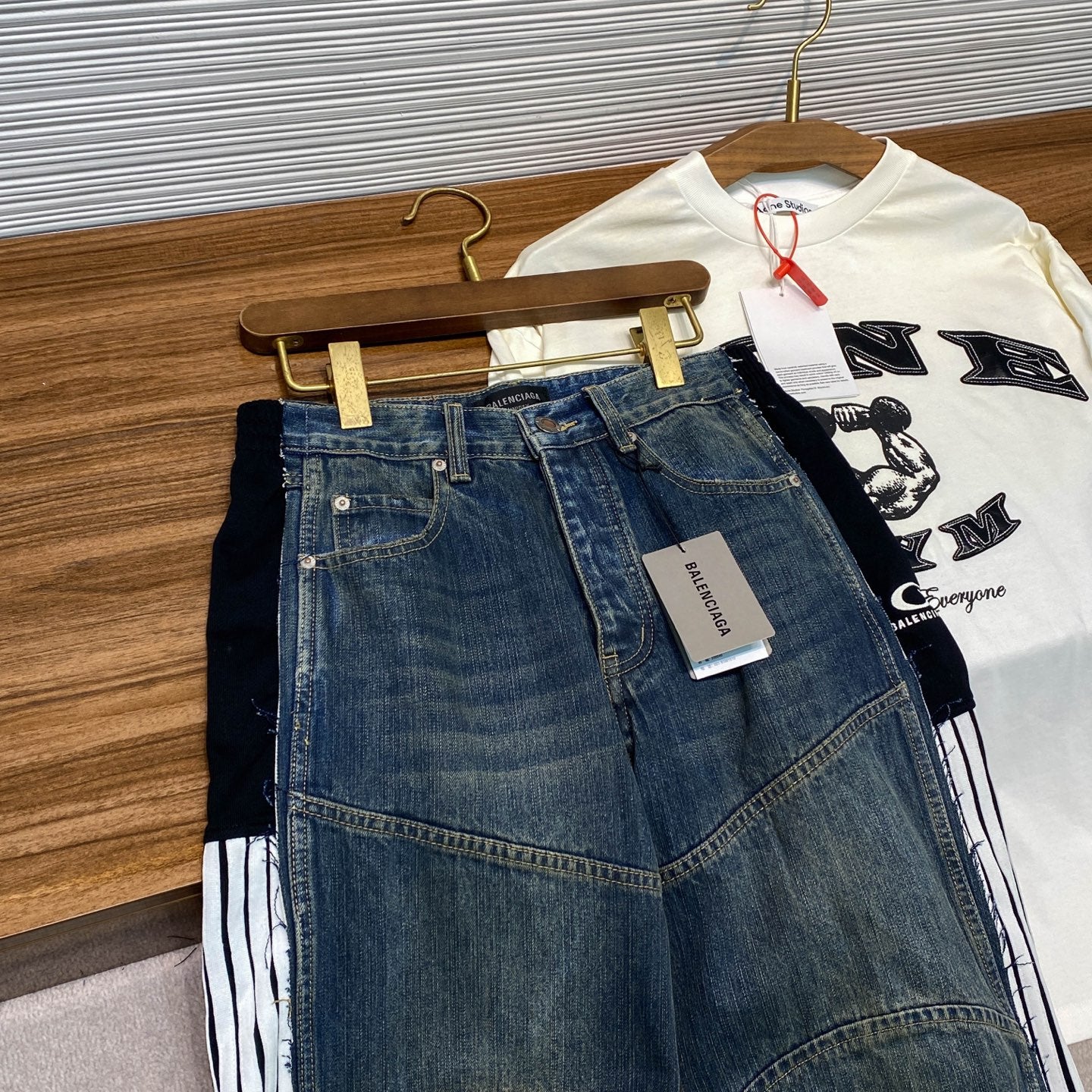 컷업 청바지 (cut-up jeans)