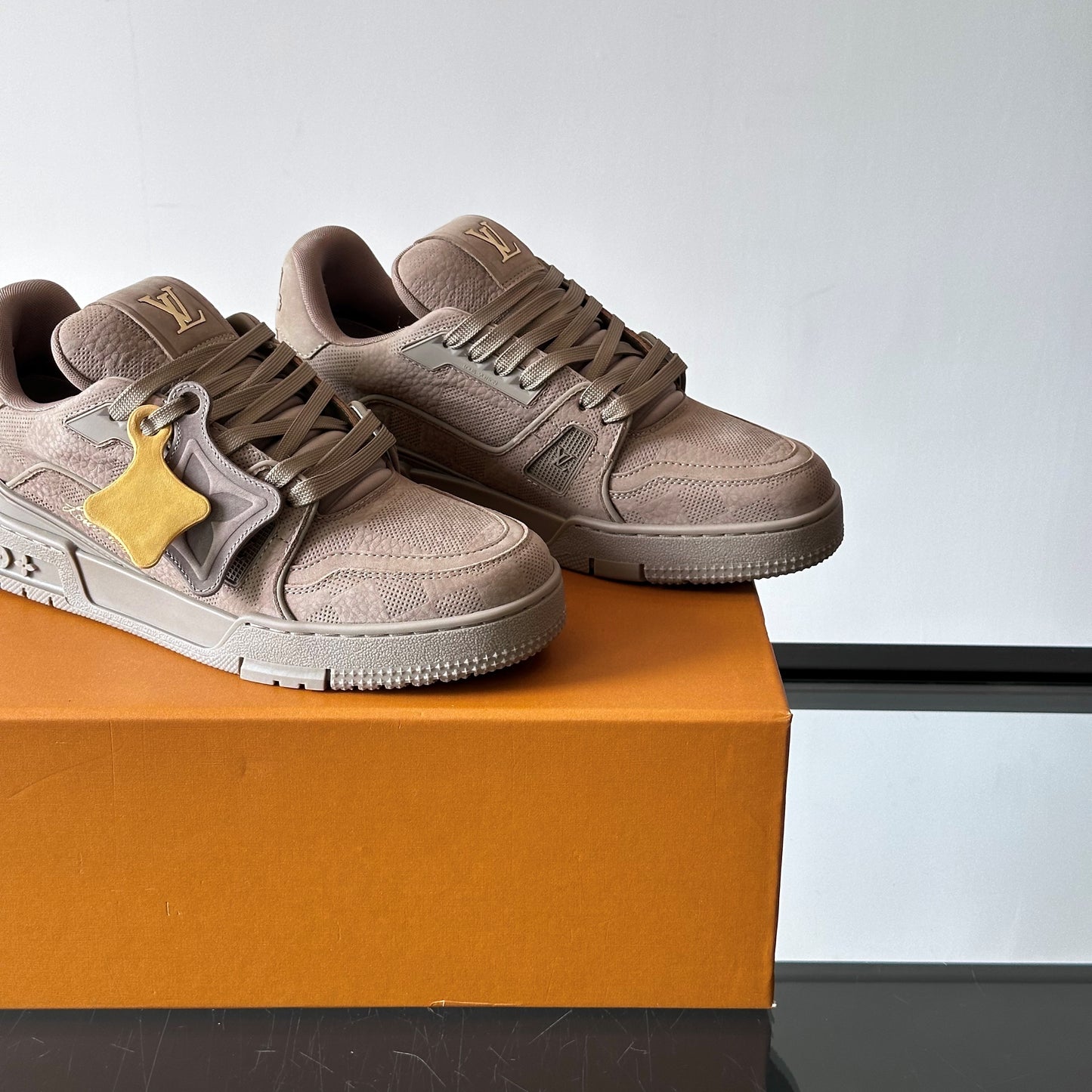 트레이너스니커즈 (Trainer Sneakers)