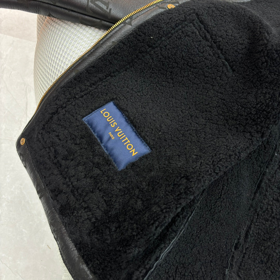 엠보싱 무스탕 (Embossed Mustang)