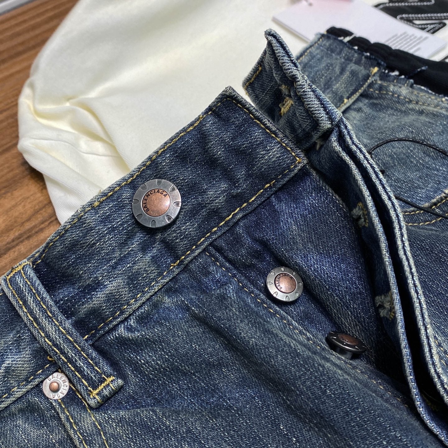 컷업 청바지 (cut-up jeans)