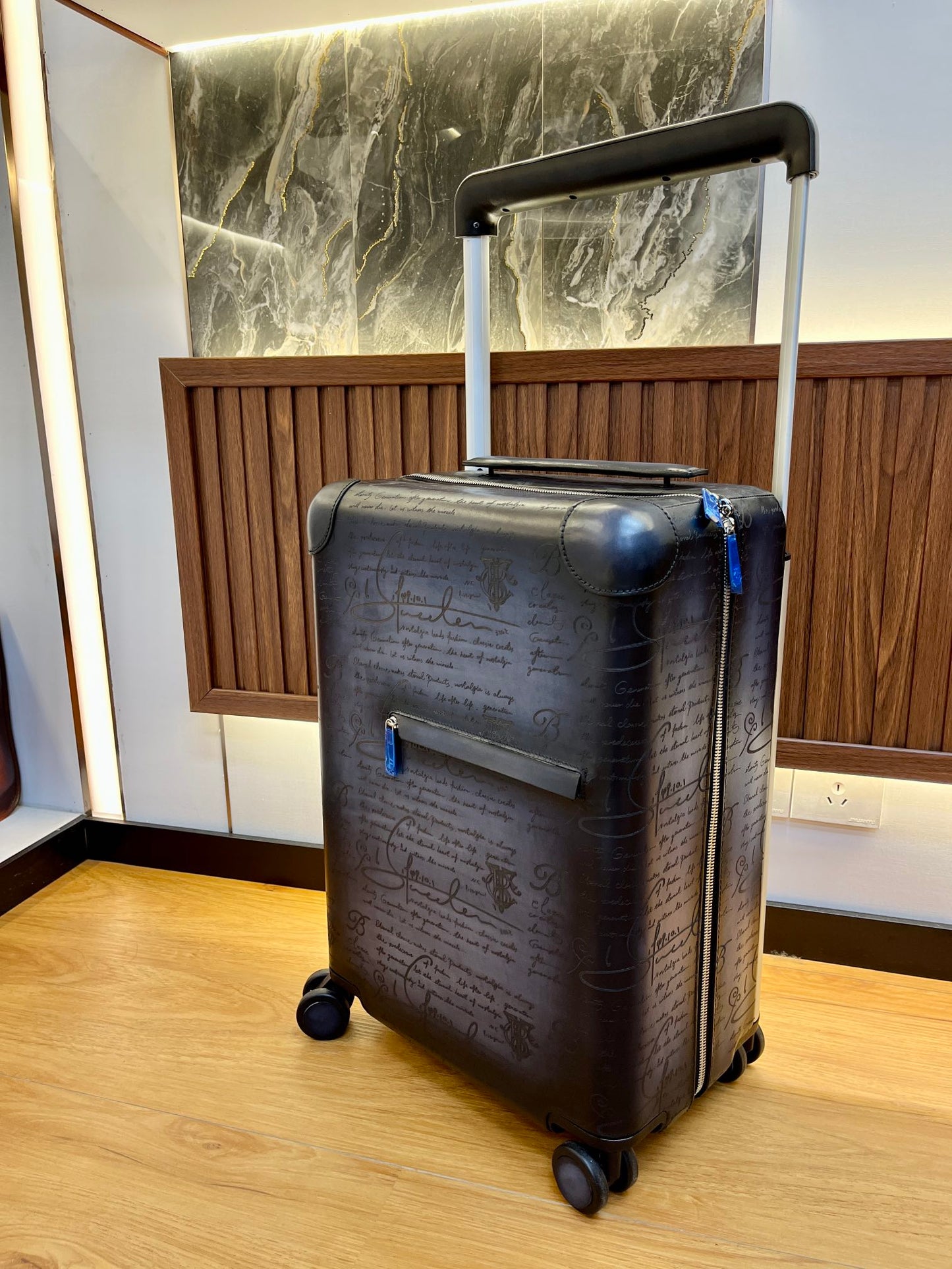 레더 캐리어 (leather carrier)