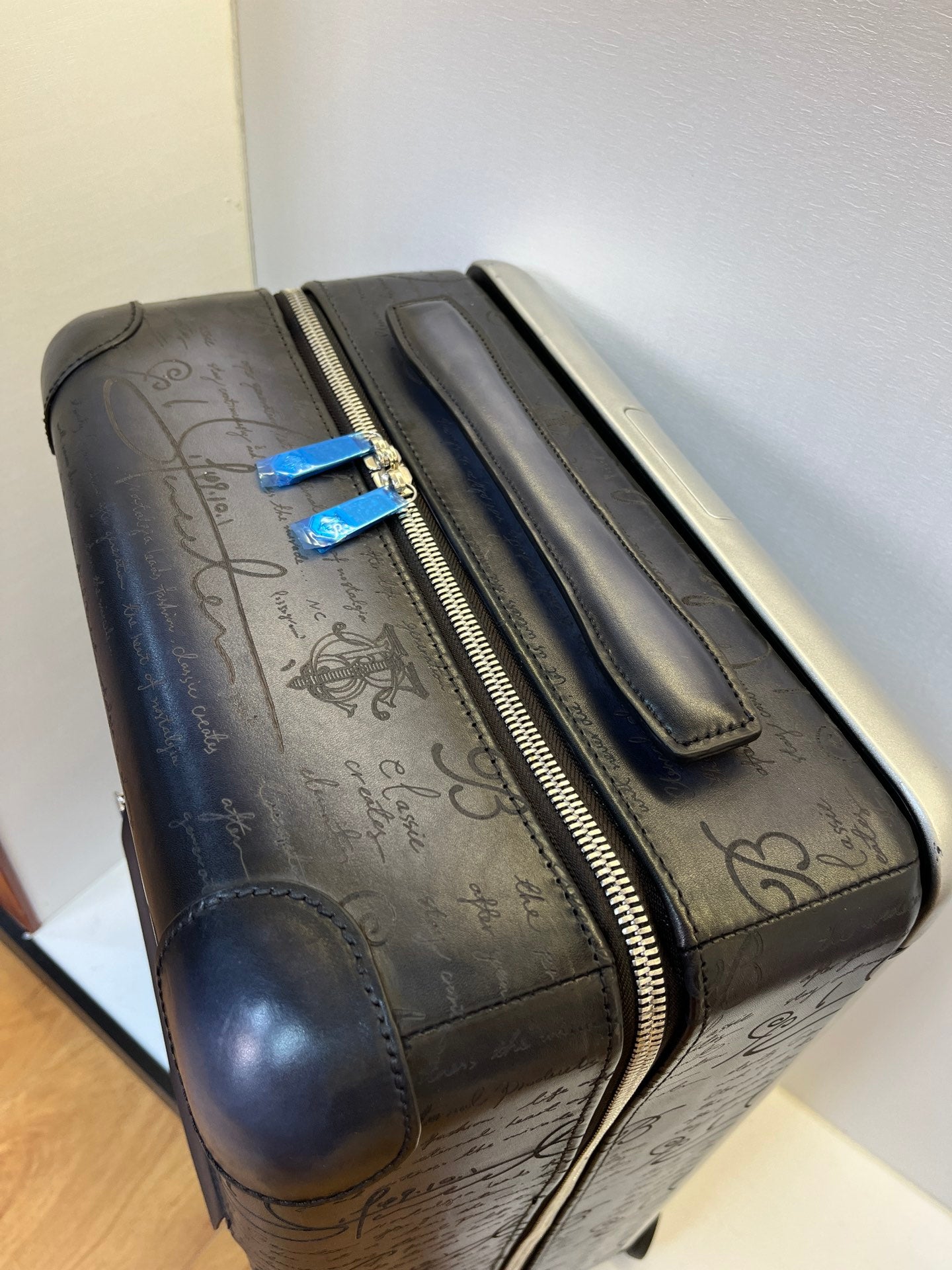 레더 캐리어 (leather carrier)