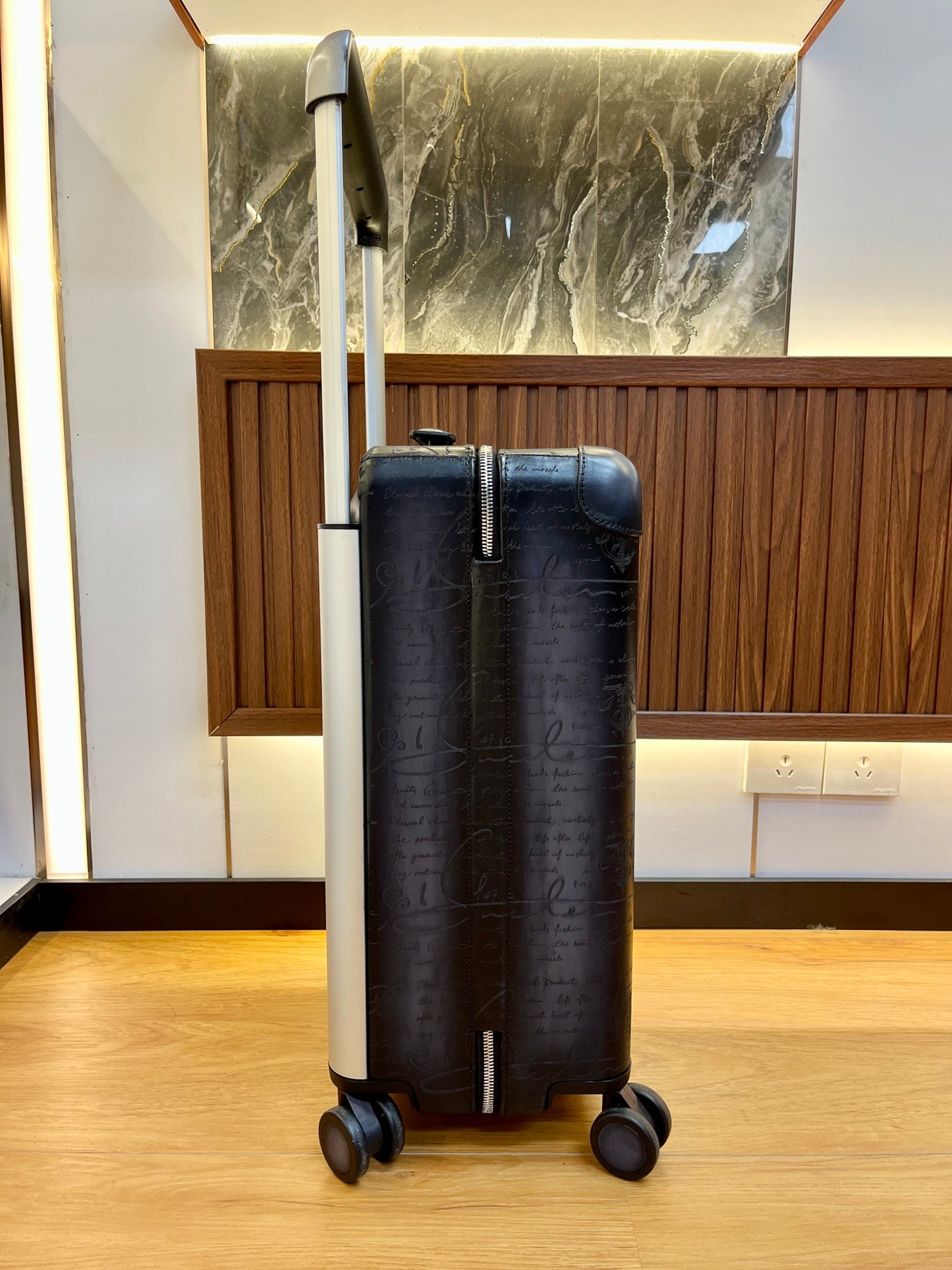 레더 캐리어 (leather carrier)