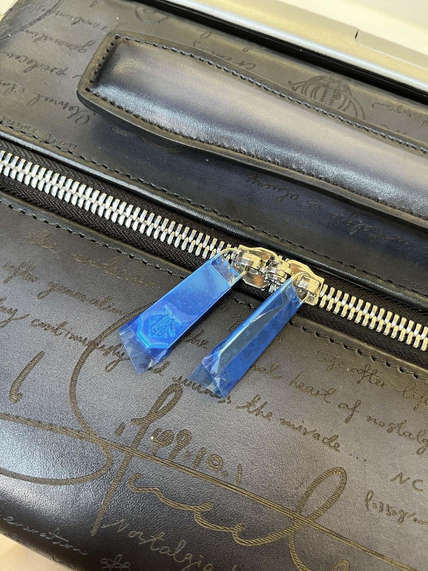 레더 캐리어 (leather carrier)
