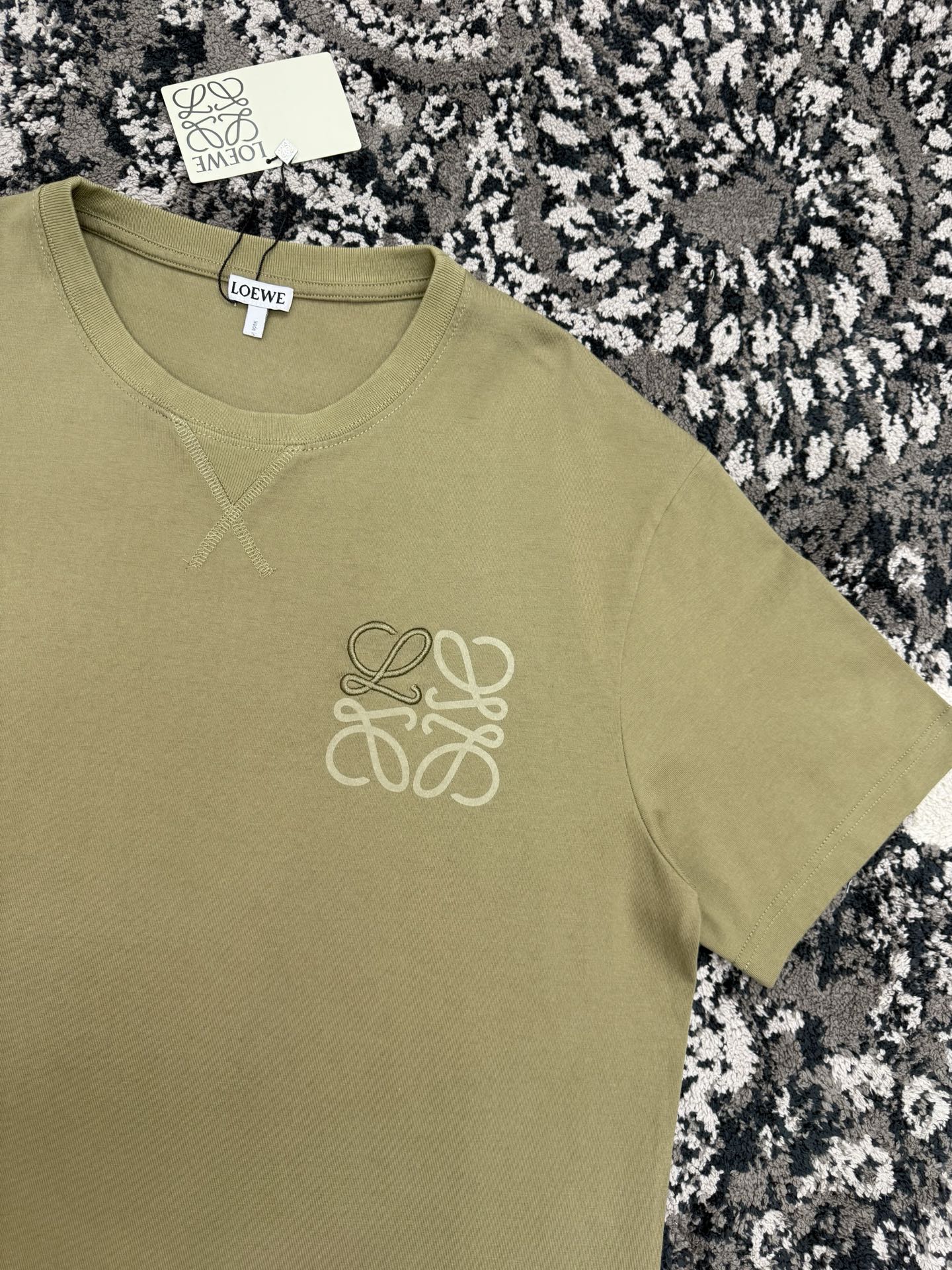 크루넥 반팔 티셔츠 (Crewneck short-sleeve T-shirt)