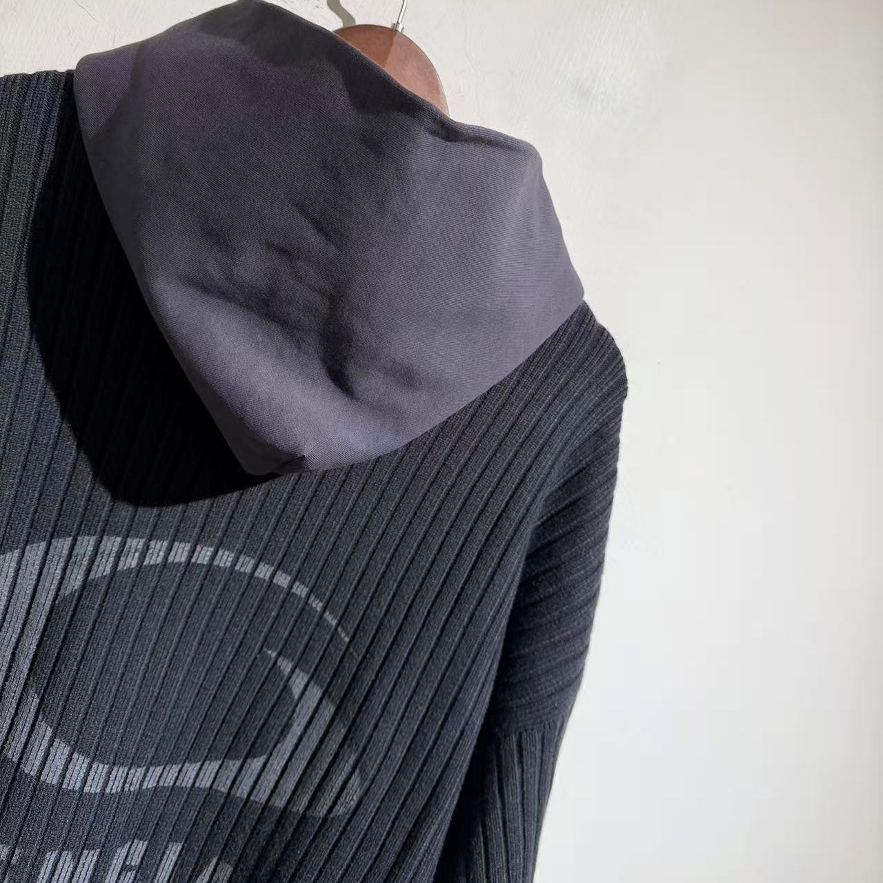 베일 파리 후드점퍼 (Veil Paris Hooded Jumper)