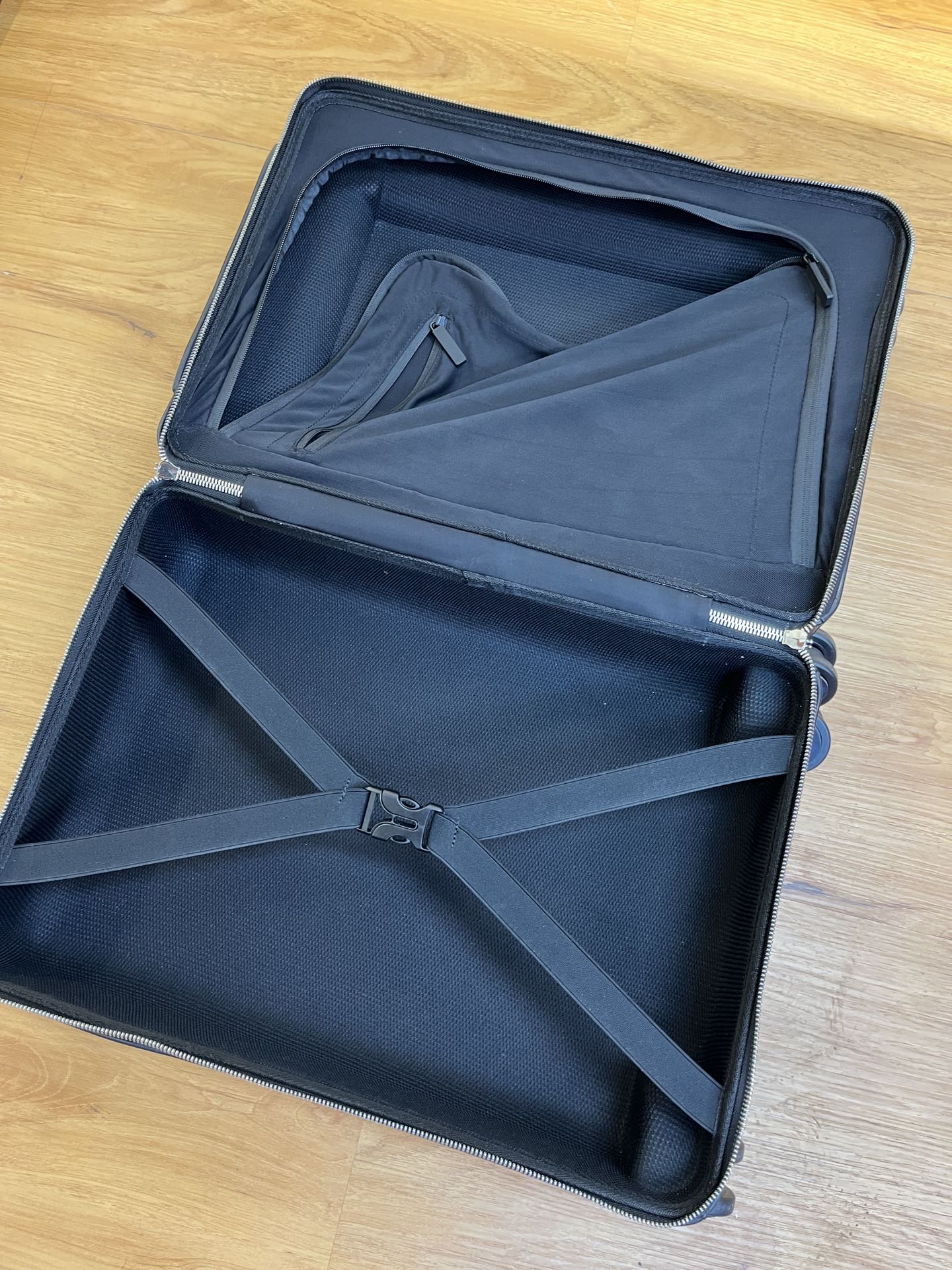 레더 캐리어 (leather carrier)