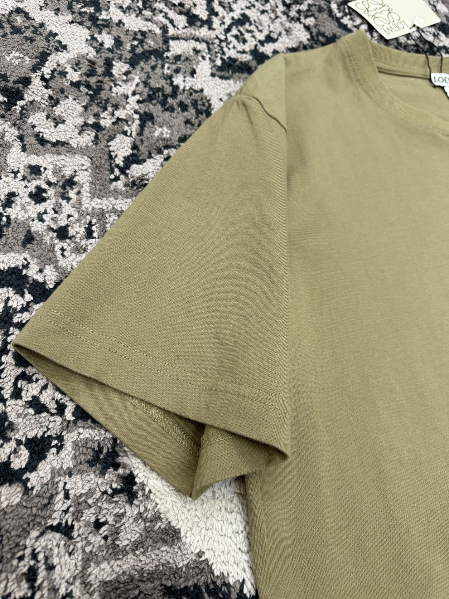 크루넥 반팔 티셔츠 (Crewneck short-sleeve T-shirt)