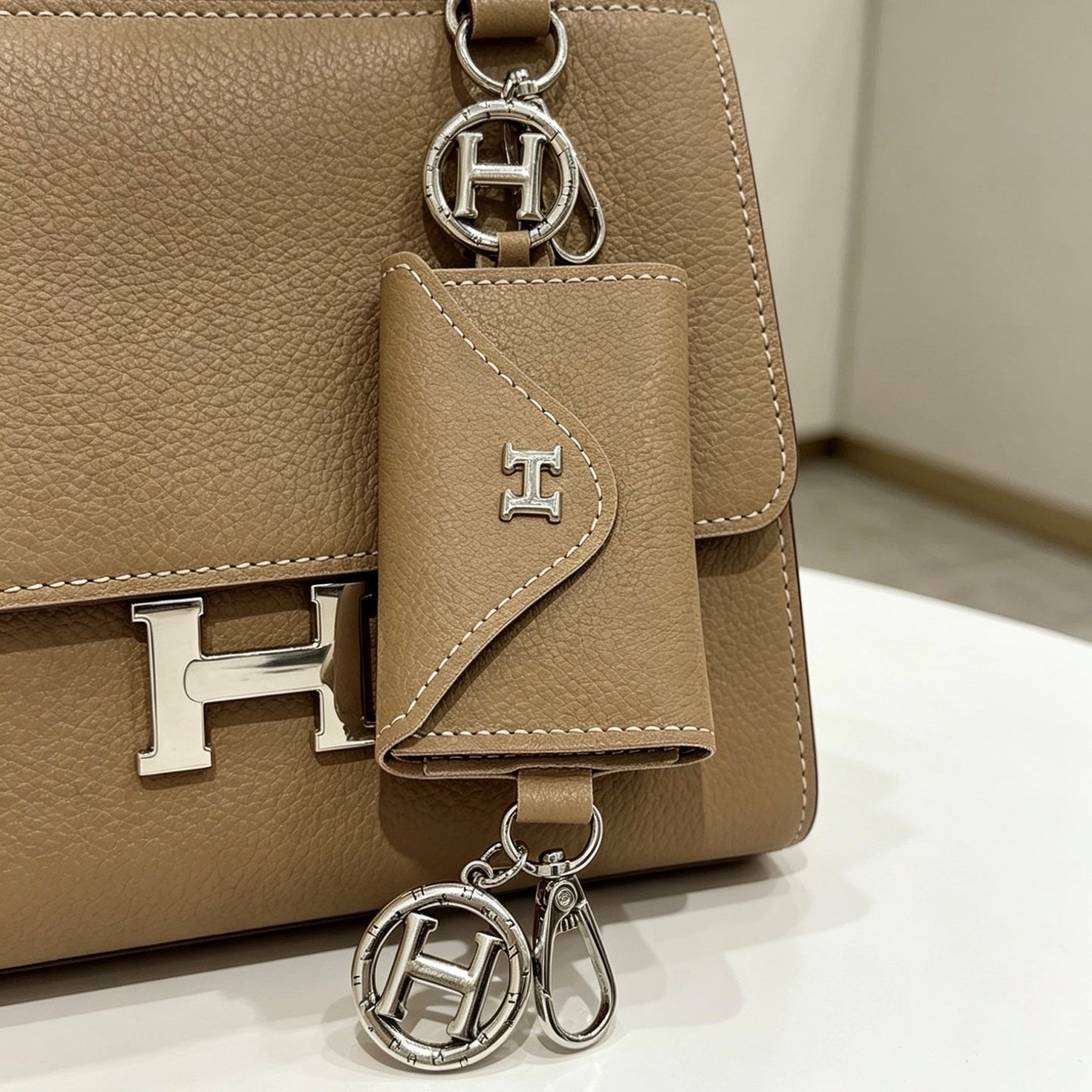에토프 백참 (Etoupe Bag Charm)