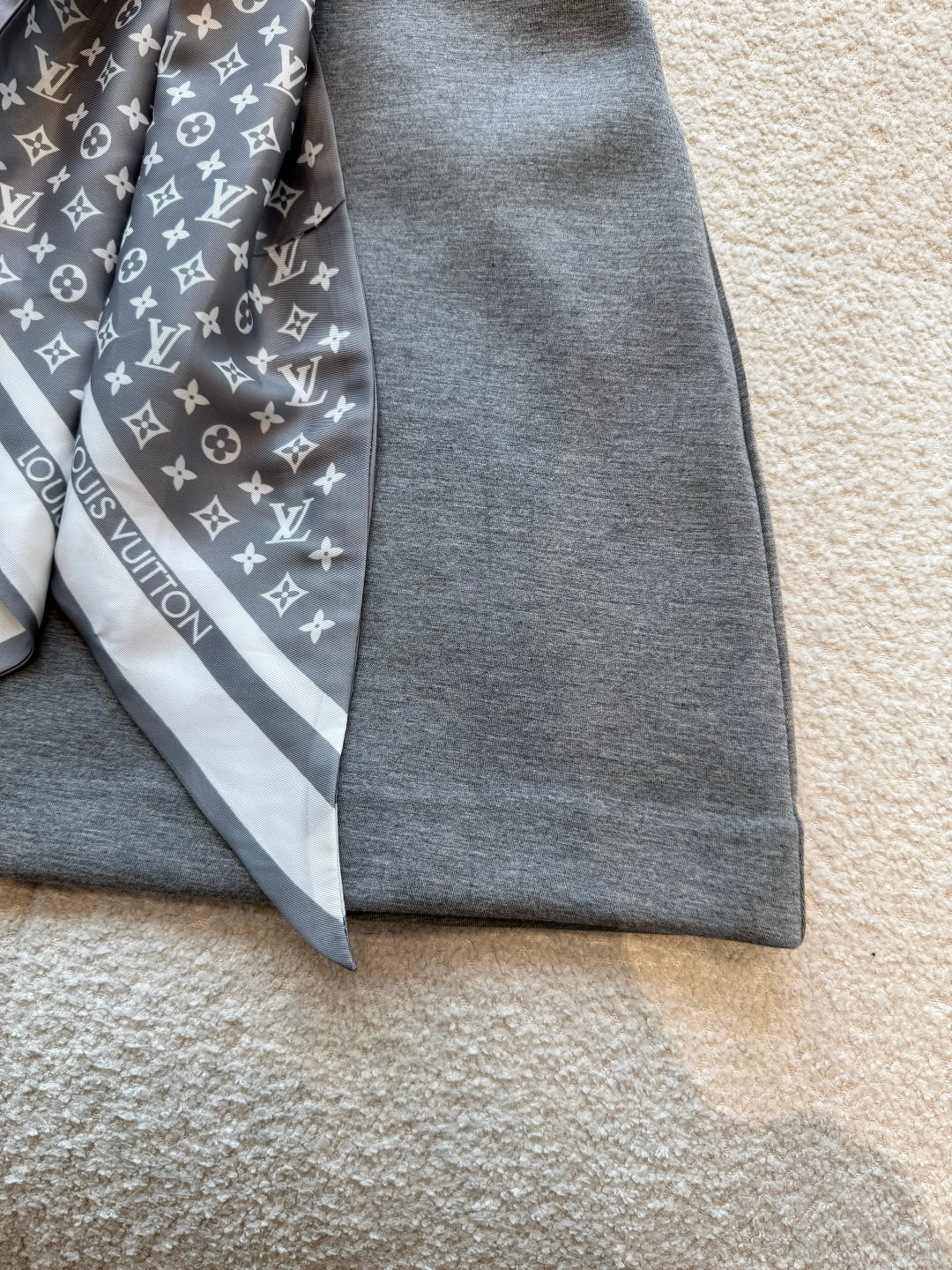 모노그램 스카프 셋업 (Monogram scarf set)